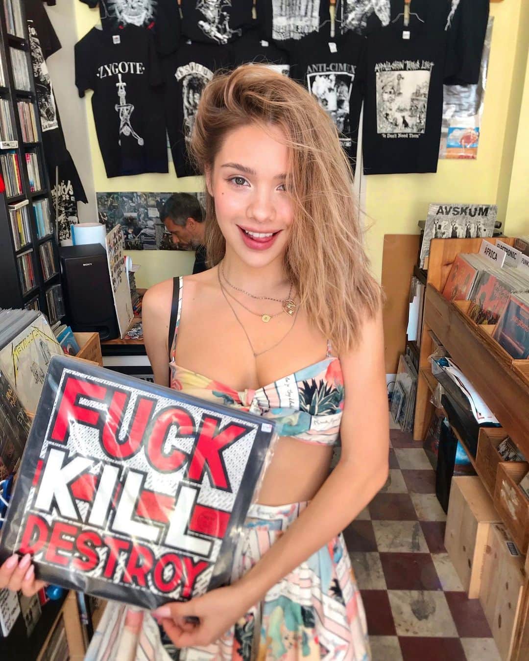 Maria Wayのインスタグラム：「у вас есть 10 секунд, чтобы написать самую романтичную песню на 14 февраля ❤️👇🏻 буду плакать под неё」