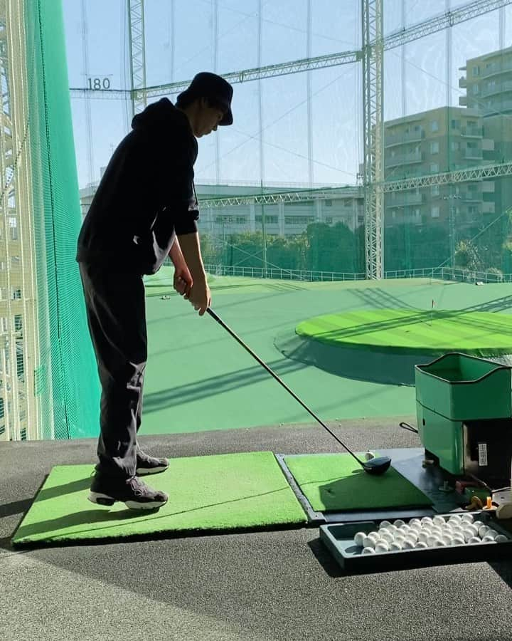 広瀬達也のインスタグラム：「人生2回目打ちっぱなし🏌️‍♂️  右で打てただけ いいと思う笑笑  #ゴルフ初心者 #打ちっぱなし」