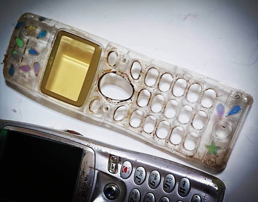 和田益典さんのインスタグラム写真 - (和田益典Instagram)「◆ こんなの有ったん憶えてる？笑 . 流行ったよねぇー、スケルトン。 . . 【２枚目】 ウッドも有ったのは憶えてないっすわー。 てか、結構高いね。 . 【３枚目】 俺も使ってましたわー。笑 . #わだます発掘出土品 . #携帯 #昔の携帯 #スケルトン #ガラケー #ケータイ #スケルトンケース #携帯電話 #電話 #懐かしいもの #懐かしい #なつかしい #なつかしの #昔 #時代を感じる #透明 #ストレート携帯 #グッドデザイン #いにしえのわだます #過去 #telephones #telephone #japan . 令和の此の世では知らん人多いやろねー。 . 今みたいにケースを填めるんちゃいますよ！ . そんなぬるいモノではないっすよ！笑 . ロックボルト外して付け替えるから改造ですよ。笑 .」2月11日 15時09分 - masunori_wada