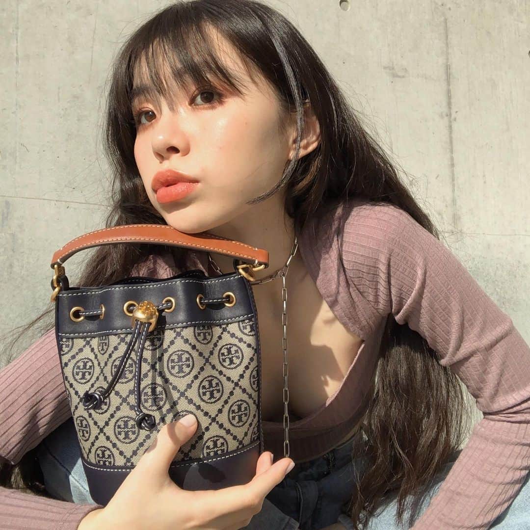 るうこさんのインスタグラム写真 - (るうこInstagram)「@toryburch   T Monogramがローンチされたようで 私はTモノグラム ジャカード ミニバケットバッグをチョイス👜  スペシャルかわいい😍 今日からいっぱいいっぱい持ち歩くからね😚❤️  #ToryStories」2月11日 15時17分 - rororuko