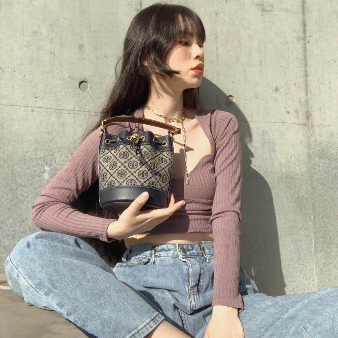 るうこさんのインスタグラム写真 - (るうこInstagram)「@toryburch   T Monogramがローンチされたようで 私はTモノグラム ジャカード ミニバケットバッグをチョイス👜  スペシャルかわいい😍 今日からいっぱいいっぱい持ち歩くからね😚❤️  #ToryStories」2月11日 15時17分 - rororuko