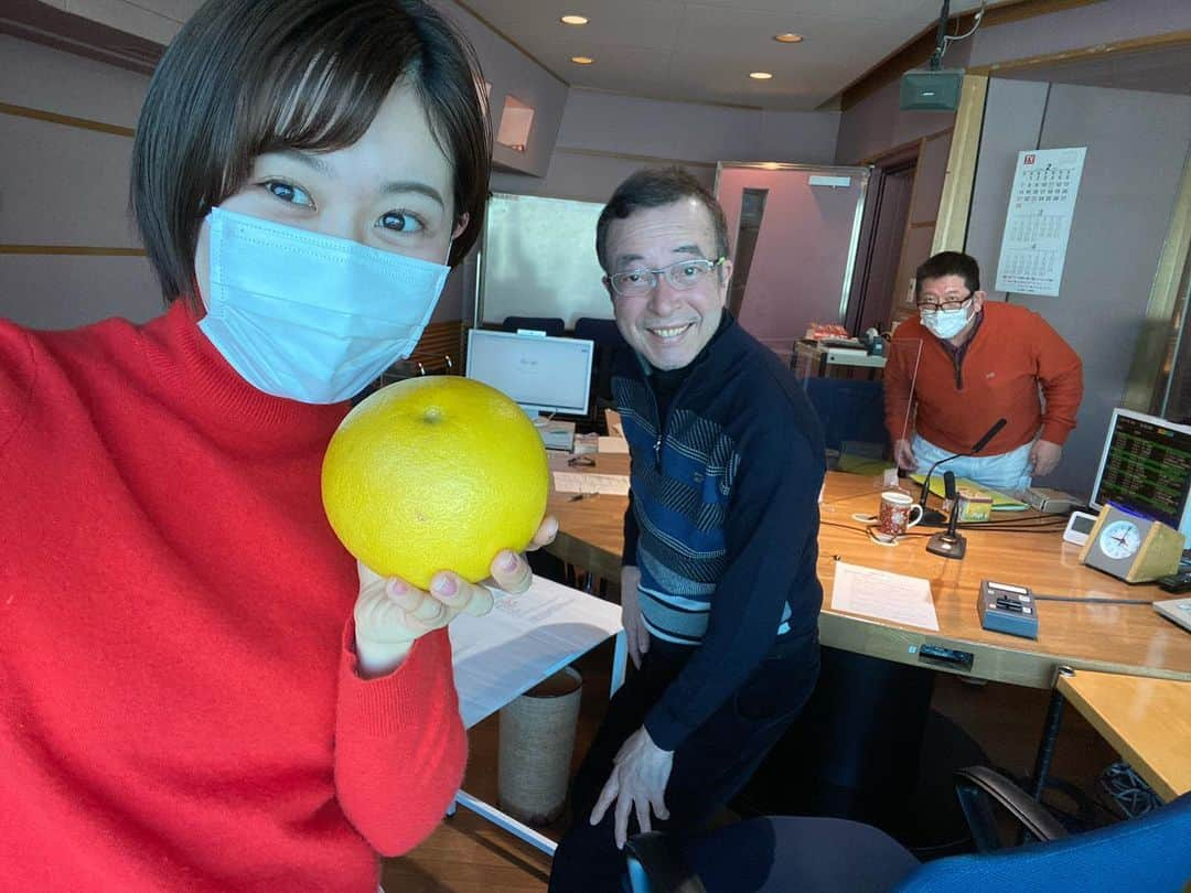 加藤愛さんのインスタグラム写真 - (加藤愛Instagram)「. 朝PONで紹介した 高知県の土佐文旦！！！！ 輝いている〜✨✨ スタジオが柑橘のいい香りに🍋🍊 甘酸っぱくておいしかったです♪  ☺️#土佐文旦 3つの旬 ▶︎はしり(2月上旬)は酸味があってフレッシュ ▶︎さかり(2月中旬〜3月中旬)は 　酸味と甘味のバランスが整った味わい ▶︎なごり(3月中旬〜4月)は酸味が少なくなり甘味が際立つ  食べ比べてみるのもおもしろそうですね✨  #CBCラジオ#朝PON #祝日のため曲多めでお送りしました #洋画の主題歌や挿入歌特集 #朝から映画をみた気分✌︎✌︎」2月11日 15時18分 - kitkatoai