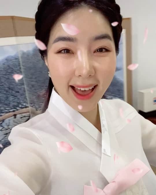 GYEON SEOのインスタグラム：「새해 복 많이 받으세요 ♥️ . . @yalemakeup_st  @ballnehair  #한복 #hanbok」