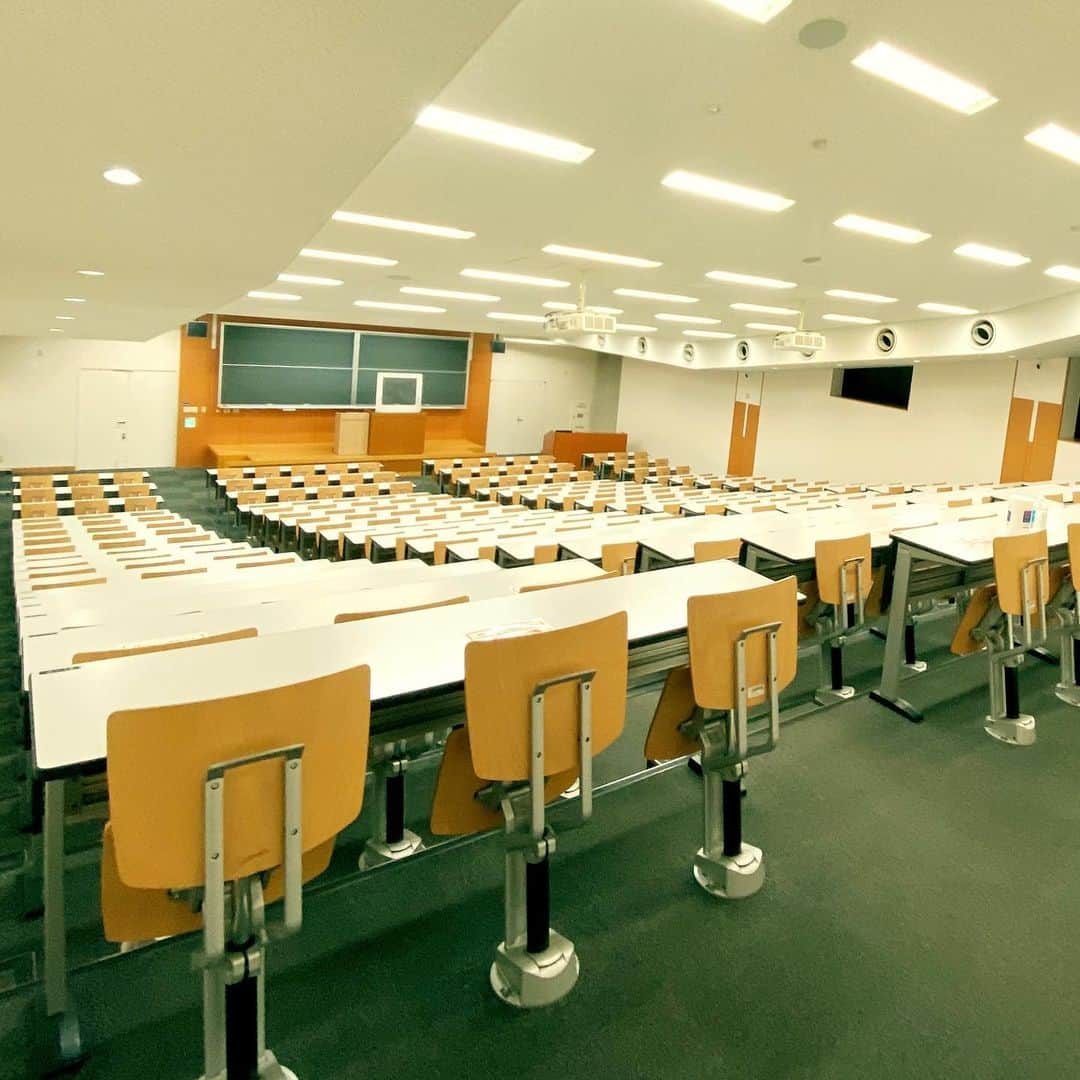 のインスタグラム：「#universityclassroom  #building B, #kindaiuniversity   #大教室 #b館  #近畿大学」