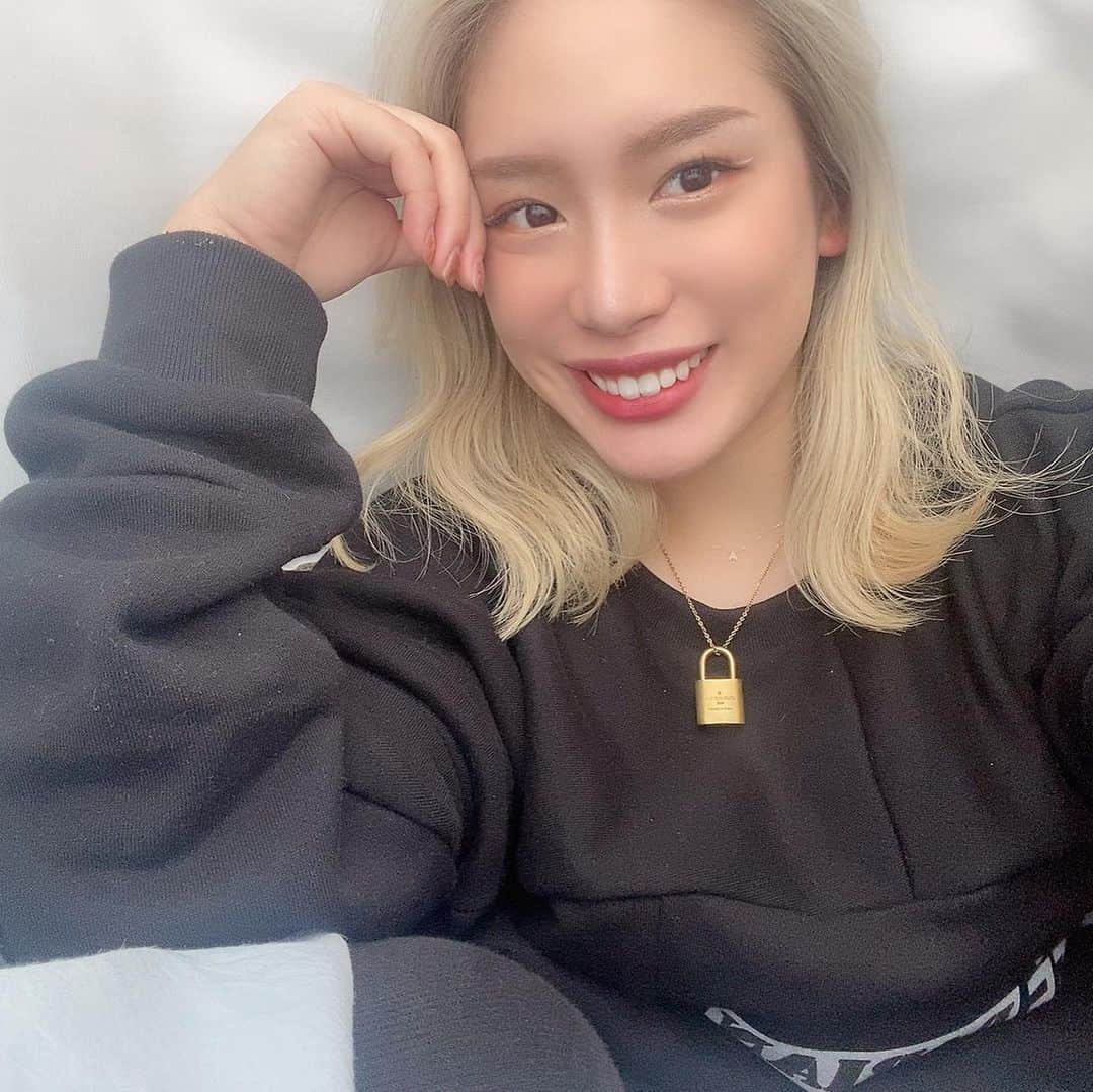 acaneのインスタグラム：「・ 久々オフィスホワイトニングに行ってきた🦷  WITH DENTAL CLINICに行ったけど 対応してくれたスタッフさんが かっこいい人と可愛い人やったけん 緊張するかと思いきや終始爆睡やった🤤✌🏼笑  寝とっただけで 2トーンアップした😭😭😭  ホームホワイトニングと オフィスホワイトニングを短期集中して そっこー白い歯にしよっと🦷  #WITHDENTALCLINIC #ホワイトニング #デュアルホワイトニング #オフィスホワイトニング #セラミック矯正 #マウスピース矯正」