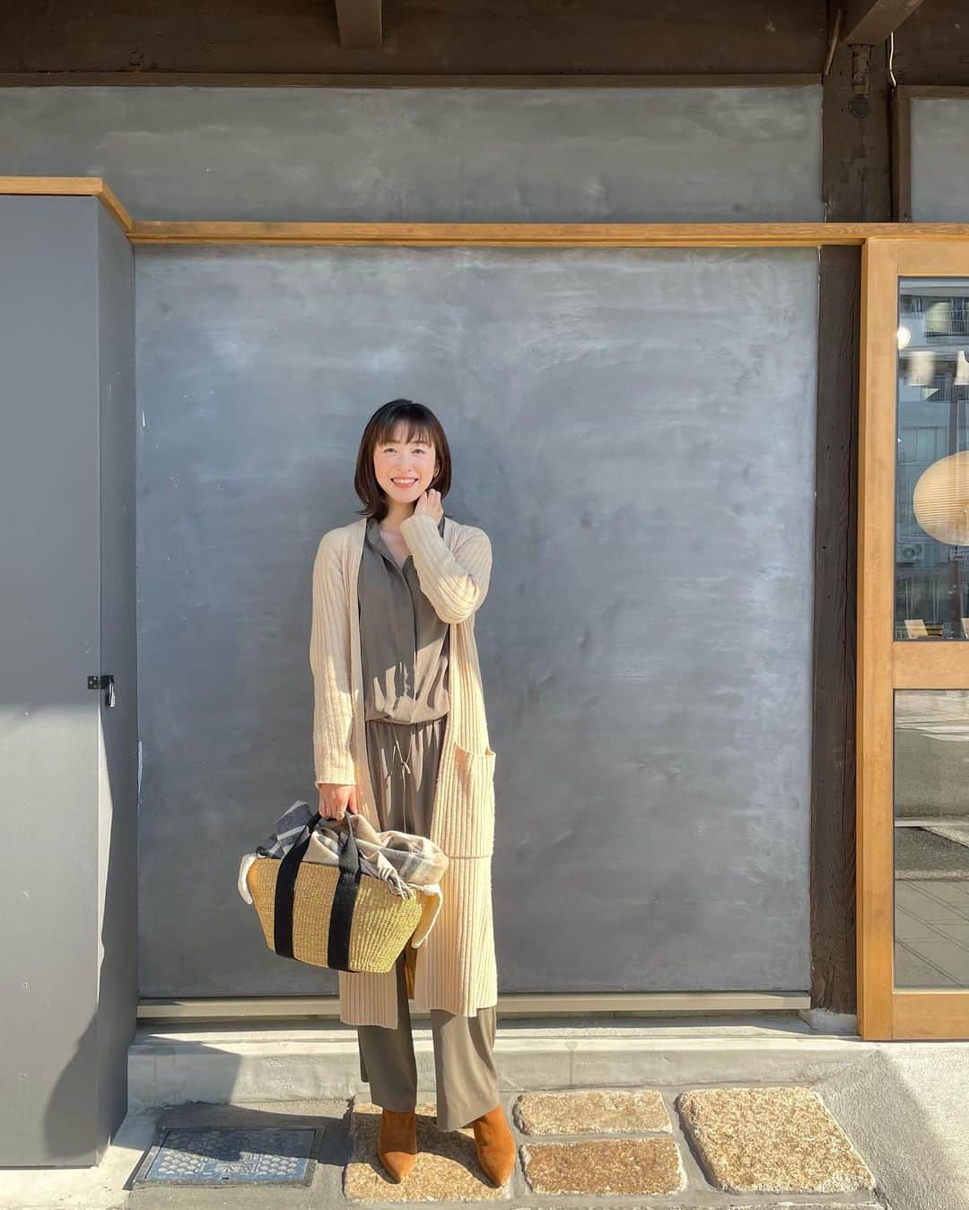 黛英里佳さんのインスタグラム写真 - (黛英里佳Instagram)「﻿ 豆を焙煎してもらっている間にホッと一息。﻿ ﻿ #珈琲回廊　のラテはしっかりコクがあって、本当に美味しい☺️﻿ ﻿ #私服#コーヒー#熊本カフェ」2月11日 15時33分 - erikamayuzumi_official