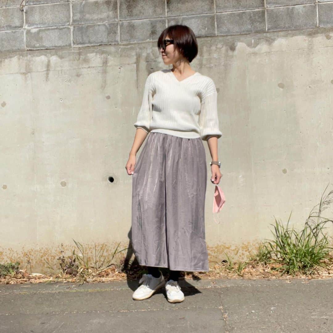 Yukarisuminoさんのインスタグラム写真 - (YukarisuminoInstagram)「UNIQLOで色ち買いした #シャイニーギャザーロングスカート 今日はDARKGRAY。 丈が程よく長く(プチプラのスカートは丈が好みなほど長いものがなかなかないんだけど)、シフォンの質感もgood！高見えしますー。冬服に飽きてきたのでそろそろ軽やかなスカート履きたくなってきた。 トップスは　@fray_id です。前後逆にしてカーディガンとしても着られるというかそれが正面でこれは後ろに着てる（笑）んだけどいろんな着方が出来るトップスです。春らしいホワイトにしてみたけど、ベージュも可愛くて使えそうだから欲しい。フレイはプチプラにはないスパイスの効いた個性あって好き。  トップス　@fray_id  スカート　@uniqlo_jp  シューズ　@arashoes_jp  #uniqlo #ユニクロ　#ゆにくろコーデ #uniqloコーデ #ユニクロ春コーデ #スカートコーデ #春コーデ #ユニクロきれいめ部 #ユニクロ新作 #ユニクロスカート族　#ユニクロ21春夏何買った」2月11日 15時44分 - yukarisumino