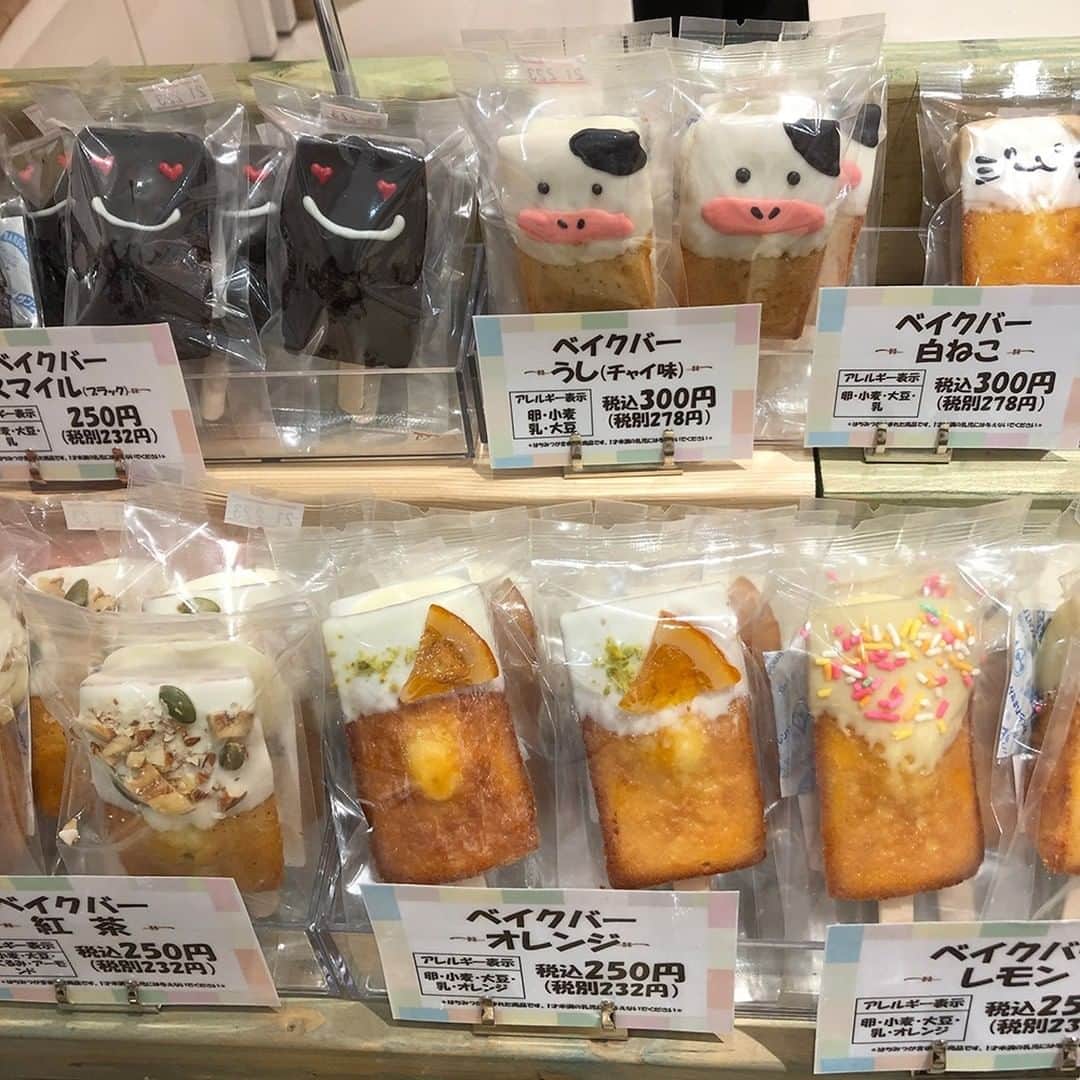 daimarusapporoさんのインスタグラム写真 - (daimarusapporoInstagram)「【バレンタインは焼き菓子で🍪】  ただいま3階 キキヨコチョに焼き菓子専門店〈ブルーパンベイクショップ〉が出店中です。 店頭にはマドレーヌやマフィン、スコーンなど美味しそうな焼き菓子が並んでいます😍  🧁ベイクバー(写真1・2枚目)は、マドレーヌにネコやクマなどの動物モチーフやナッツ、フルーツ、チョコなどをデコレーションした可愛らしいスイーツです。  🧁マフィン(写真3枚目)は、生地にヨーグルトを加え、しっとりとした食感にこだわっています。ラインアップはキャラメルやストロベリー、バニラ、抹茶など  🧁スコーン(写真4枚目)は、生地に生クリームを加え、しっとりさを残して焼き上げています。  🧁アメリカンクッキー(写真5枚目)は大きなクッキー。 ザクザク食感でシナモンを入れ、食べやすい甘さに仕上げています。  写真6枚目のように焼き菓子をBOXに入れてギフトにしていただくのもおすすめですよ。  2/14(日)まで開催しておりますのでぜひ、店頭でご覧下さい✨  #ブルーパンベイクショップ  #マドレーヌ #マフィン #スコーン #クッキー #キキヨコチョ #大丸札幌」2月11日 15時38分 - daimarusapporo