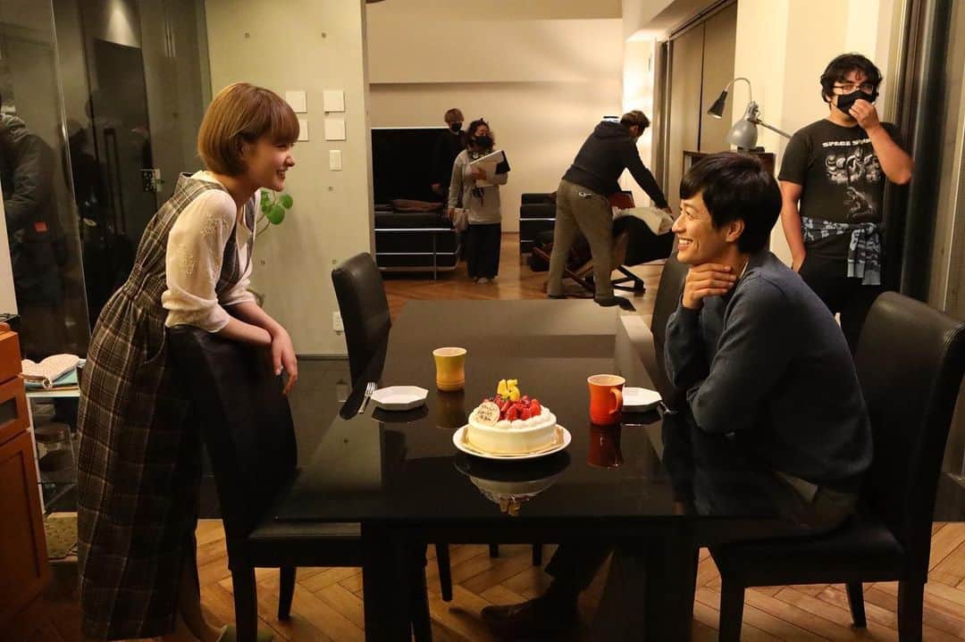 「年の差婚」ドラマイズム【公式】のインスタグラム：「. ／ ‧✧̣̇‧#年の差婚‧✧̣̇‧ まだまだ更新してきますよッ❣️ ＼  最終話はこちらから☟💗 tver.jp/corner/f0067077 (現在 #TVer 4位👏✨)  #早くも #年の差婚ロス #になってる公式です。涙 #皆さんに可愛い2人と #素敵なキャストの皆様の魅力が伝わりますように❣️ #クランクアップの様子も明日くらいに上げようかなと #DVDも素敵な感じに仕上がってきてますのでお楽しみに😳  DVDも予約受付中です📀☟✨ https://www.amazon.co.jp/%E5%B9%B4%E3%81%AE%E5%B7%AE%E5%A9%9A-DVD-BOX-%E8%91%B5%E3%82%8F%E3%81%8B%E3%81%AA/dp/B08VF73MG9  #葵わかな #竹財輝之助 #松本若菜 #小野寺晃良 #吉野北人 #河井青葉 #徳井優  #吹越満 #原因は自分にある。 #hankun  #女装 #女装男子 #ショーンキュン」
