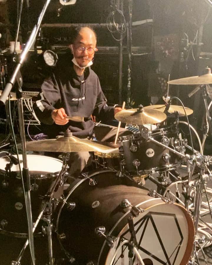 桜井誠のインスタグラム：「サウンドチェック中🥁 本日19時よりatom on sphere配信ライブやります〜 是非とも何卒〜 チケットはe plusで購入出来ます！」