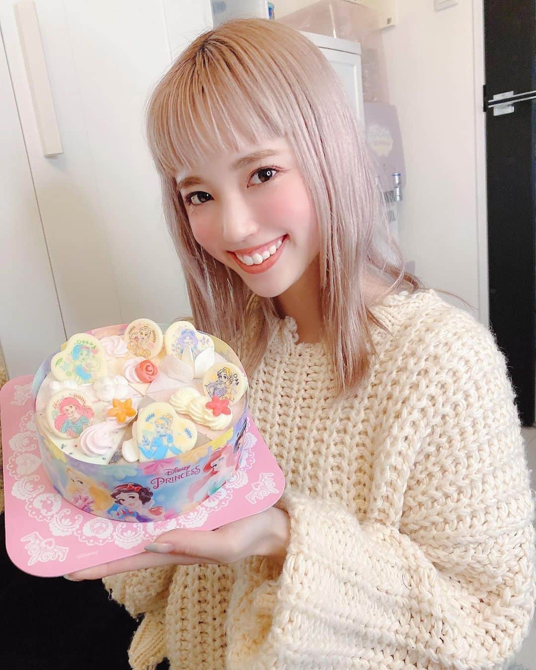 のインスタグラム：「. プリンセスのアイスケーキ🍨🍰💓 かわいすぎた🤤💘 . .  . . . . . . . . . . . . #サーティワン #エンタメ活動を止めない #アジア一のエンターテインメント #burlesque#burlesque lesquetokyo#バーレスク東京#ダンサー#透明少女#model#hairmake#makeup#love#ootd#fashion#instagood#instalike#instafashion#tokyo#white #오오티디‭#셀카#메이크업#머리스타그램 #お洒落さんと繋がりたい#カメラ好きな人と繋がりたい#モデル#東京」
