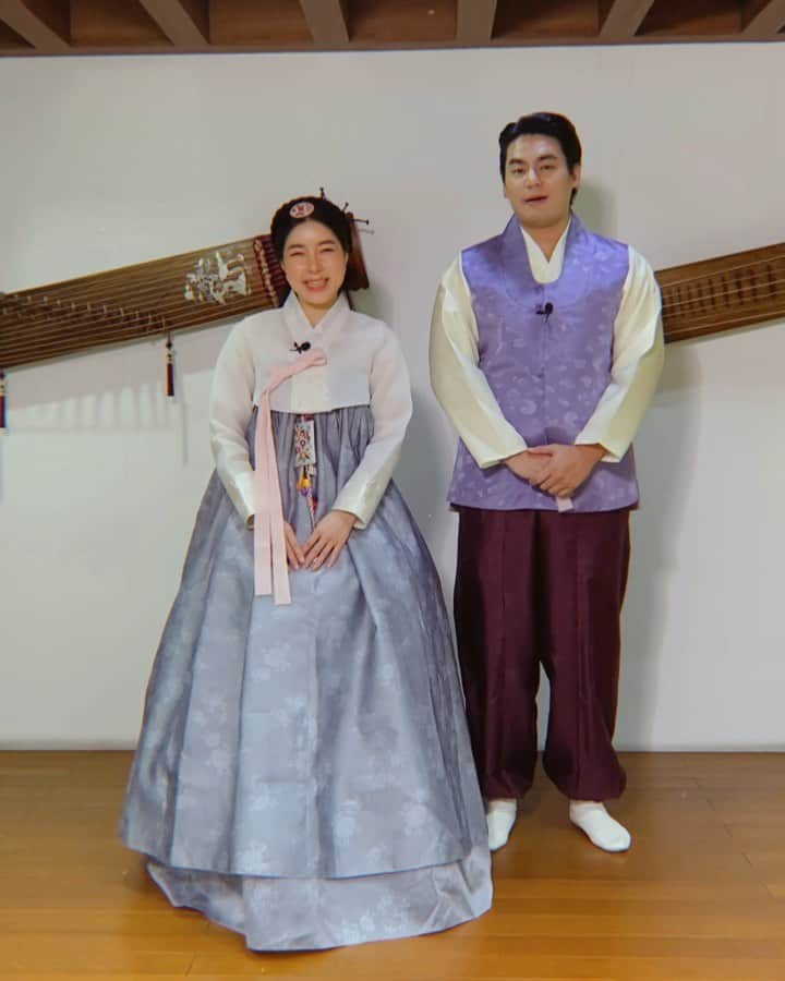GYEON SEOのインスタグラム：「_* Happy Lunar New Year 🧧🧡 . . 여러분 절 받으세요 🙈 @hunz_iph  @hunzgmemo  #새배돈도받고시푸다」