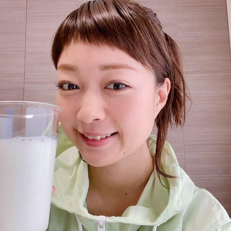小雪さんのインスタグラム写真 - (小雪Instagram)「九州の酪農家さんを応援する企画🐮 @kyusyulovemilkclub   #うちトレチャレンジ @uchitore_challenge  お家でできる運動が紹介されてます！  寝る前のホットミルクも好きだけど 運動の後の牛乳もいい😆🥛 あ、温泉のあとの牛乳もいいな〜 あの瓶に入ってるの最高😁♨️  #運動 #牛乳 #運動後の牛乳おいしい🤤」2月11日 16時10分 - koyuki2