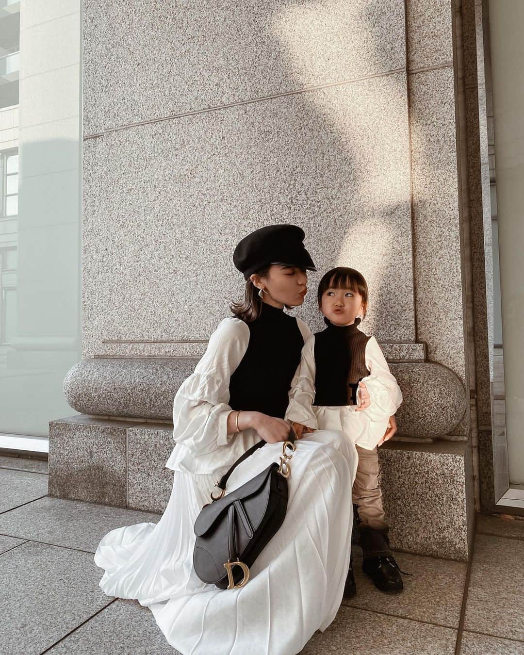 孫きょうのインスタグラム：「親子おそろいで❤︎  @fifth_store のトップス kidsも全く同じデザインであるの可愛い😍 サイズ100だからまだ丈が長くて 内側に折って軽く縫いました🤫🧵  袖のスリーブとボリューム感が着痩せにも✨  対象アイテムは限られてたけど 80%OFFクーポン出てたよ✔︎  #ootd #outfit #fifth #fifthtl  #フィフス #親子コーデ #親子リンクコーデ #親子リンク #リンクコーデ #高身長コーデ #春コーデ #ママコーデ #ボリュームスリーブ #フェミニン #ボリュームスリーブドッキングニット」