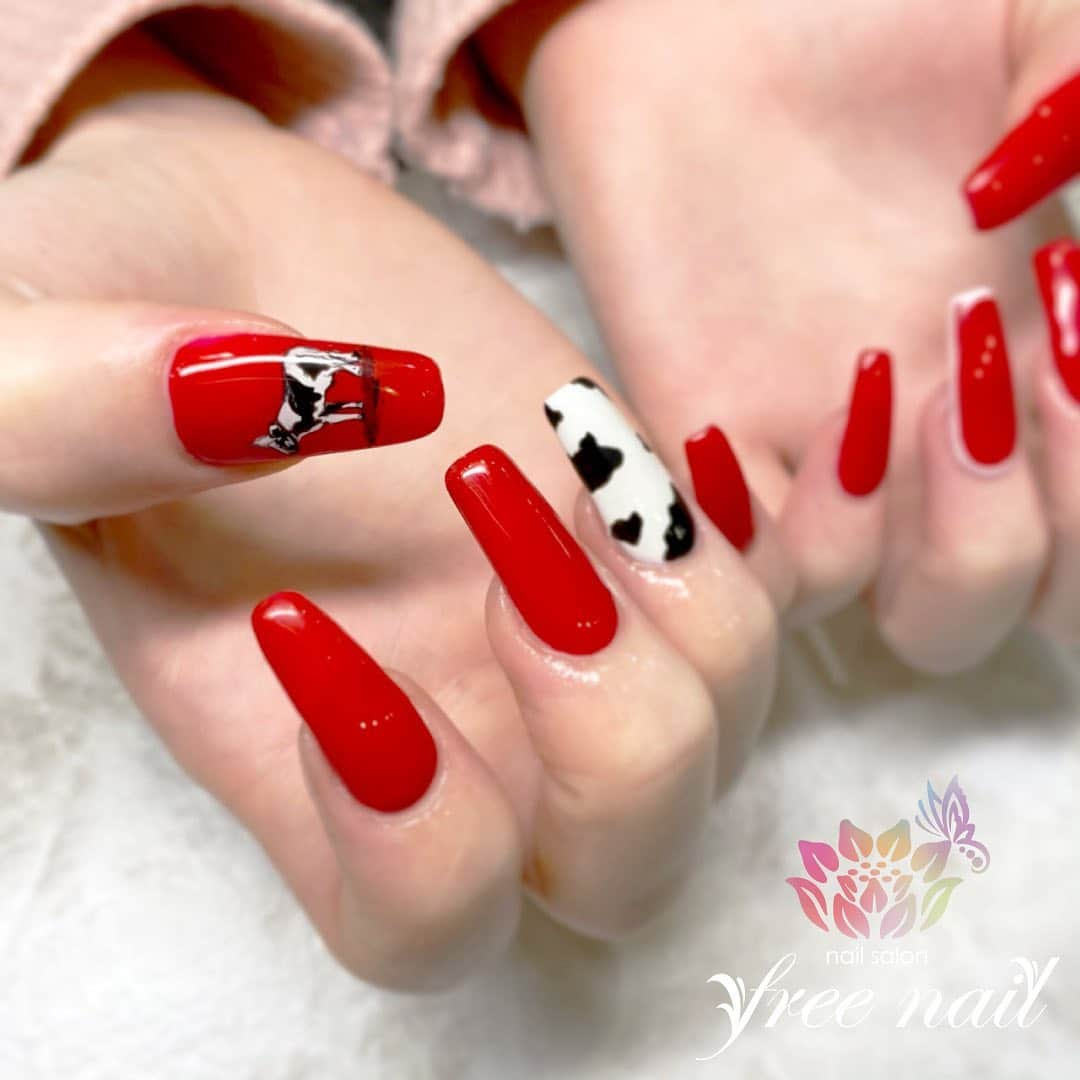 ネイルアーティストRYさんのインスタグラム写真 - (ネイルアーティストRYInstagram)「. 牛柄ネイル💅🏻🐄✨ . 牛乳石鹸良い石鹸🐮❤️ . #ネイリスト #ネイルアーティスト #ネイルアート #ネイルチェンジ #ネイルサロン #大阪ネイルサロン #ネイルスクール #ネイル動画 #ジェルネイル #ネイルデザイン #牛柄ネイル #牛ネイル #ロングネイル #スクエアネイル #レッドネイル #ブラックネイル #デザインネイル #トレンドネイル #おしゃれネイル #シンプルネイル #大人ネイル #冬ネイル #winternails #美甲 #日式美甲 #日式美甲胶 #日本美甲师 #日本美甲老师 #美甲上课 #日本胶」2月11日 16時07分 - nail_artist_rm