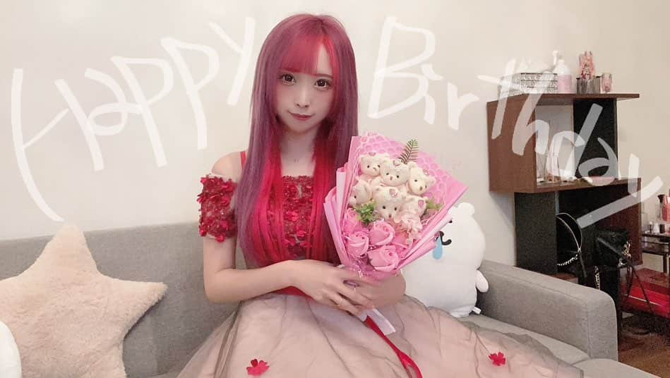 みったんさんのインスタグラム写真 - (みったんInstagram)「Happy Birthday 🎂🎉  #youtube #youtuber #game #gamer #gaming #japan #japanese #japanesegirl #cosplay #cosplayer #dress #dressup #haircolor #pinkhair #happybirthday」2月11日 16時11分 - mittan222