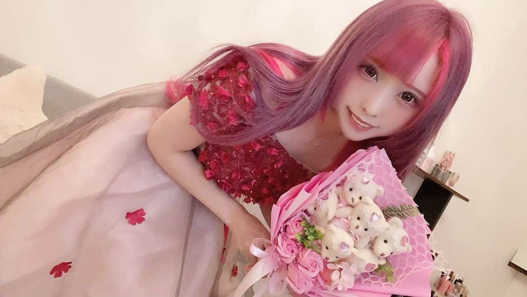 みったんのインスタグラム：「Happy Birthday 🎂🎉  #youtube #youtuber #game #gamer #gaming #japan #japanese #japanesegirl #cosplay #cosplayer #dress #dressup #haircolor #pinkhair #happybirthday」