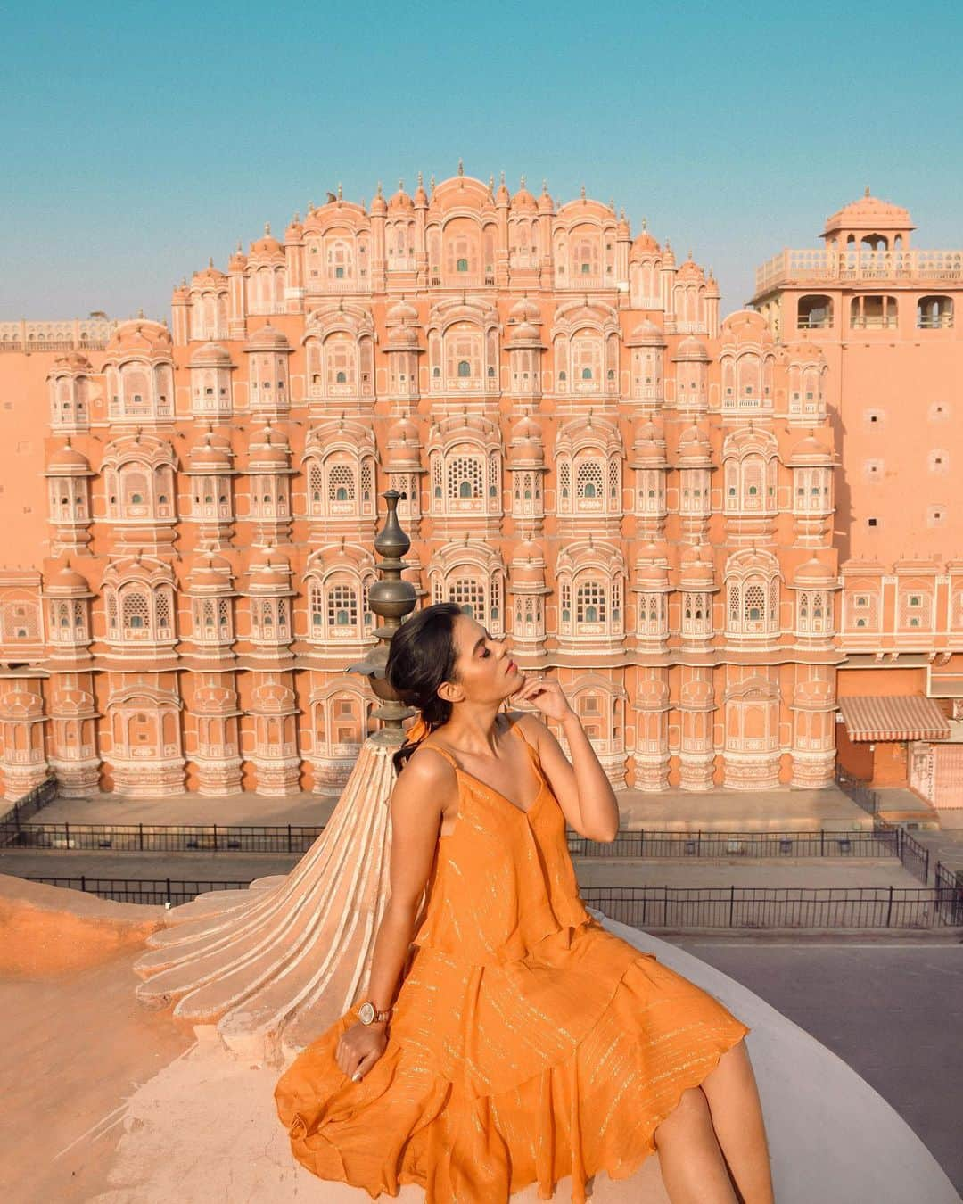 Aakriti Ranaさんのインスタグラム写真 - (Aakriti RanaInstagram)「Jaipur, the Pink city of India has my heart! I absolutely love going back to Jaipur again and again as there is so much to explore! The palaces, gardens, courtyards and museums of Jaipur are magnificent 🤍  📍Hawa Mahal Outfit- @ordinaree_  Photography- @thirddimension   P.s click on the link in my bio to check out my latest Rajasthan vlog   #aakritirana #hawamahal #jaipur #rajasthan #traveller #indiantravelblogger #travelblogger #ootd #outfitoftheday #incredibleindia」2月11日 16時13分 - aakritiranaofficial