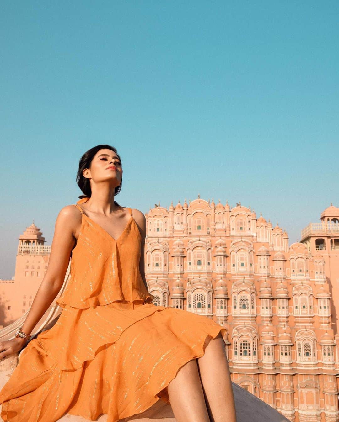 Aakriti Ranaさんのインスタグラム写真 - (Aakriti RanaInstagram)「Jaipur, the Pink city of India has my heart! I absolutely love going back to Jaipur again and again as there is so much to explore! The palaces, gardens, courtyards and museums of Jaipur are magnificent 🤍  📍Hawa Mahal Outfit- @ordinaree_  Photography- @thirddimension   P.s click on the link in my bio to check out my latest Rajasthan vlog   #aakritirana #hawamahal #jaipur #rajasthan #traveller #indiantravelblogger #travelblogger #ootd #outfitoftheday #incredibleindia」2月11日 16時13分 - aakritiranaofficial