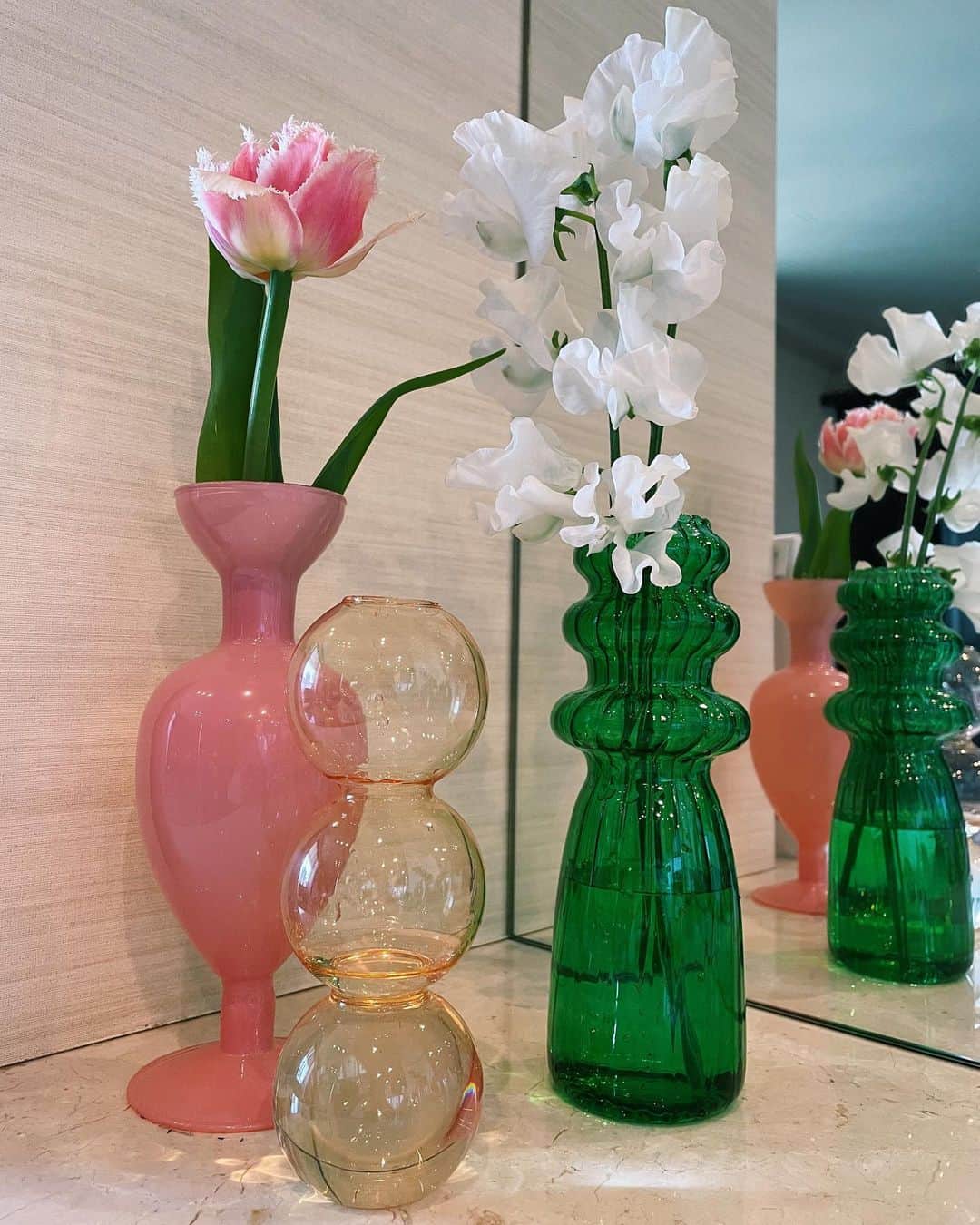 静麻波のインスタグラム：「@fumie_0426 ちゃんが教えてくれたお花屋さんへ🤍🚙  お花はもちろん花瓶も可愛くて、悩みに悩んで新しくこの３つが仲間入り🌷  見てるだけで癒されます😂🙏🏻」