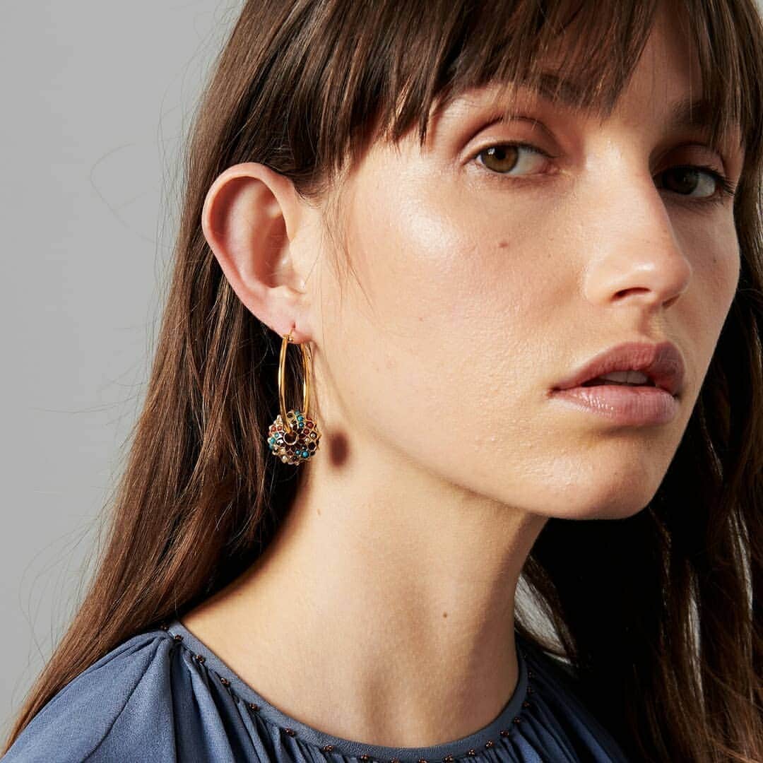 ミーガンパークのインスタグラム：「THEY'RE BACK! The popular Arti Hoop Earrings are now back in stock. Find them in store and online. These special hoop earrings feature a suspended gold foiled bauble inlaid with ruby, pearl, turquoise and sapphire glass and enamel beads x」