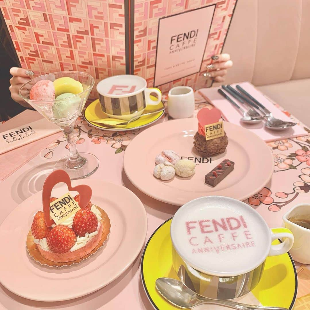 田口未彩さんのインスタグラム写真 - (田口未彩Instagram)「❤︎  #fendi #fendicafe #フェンディ　#フェンディカフェ　#カフェ　#表参道カフェ　#カフェ巡り　#アイドル　#ピンク　#ヘアカラー　#ケーキ」2月11日 16時21分 - miiro_taguchi