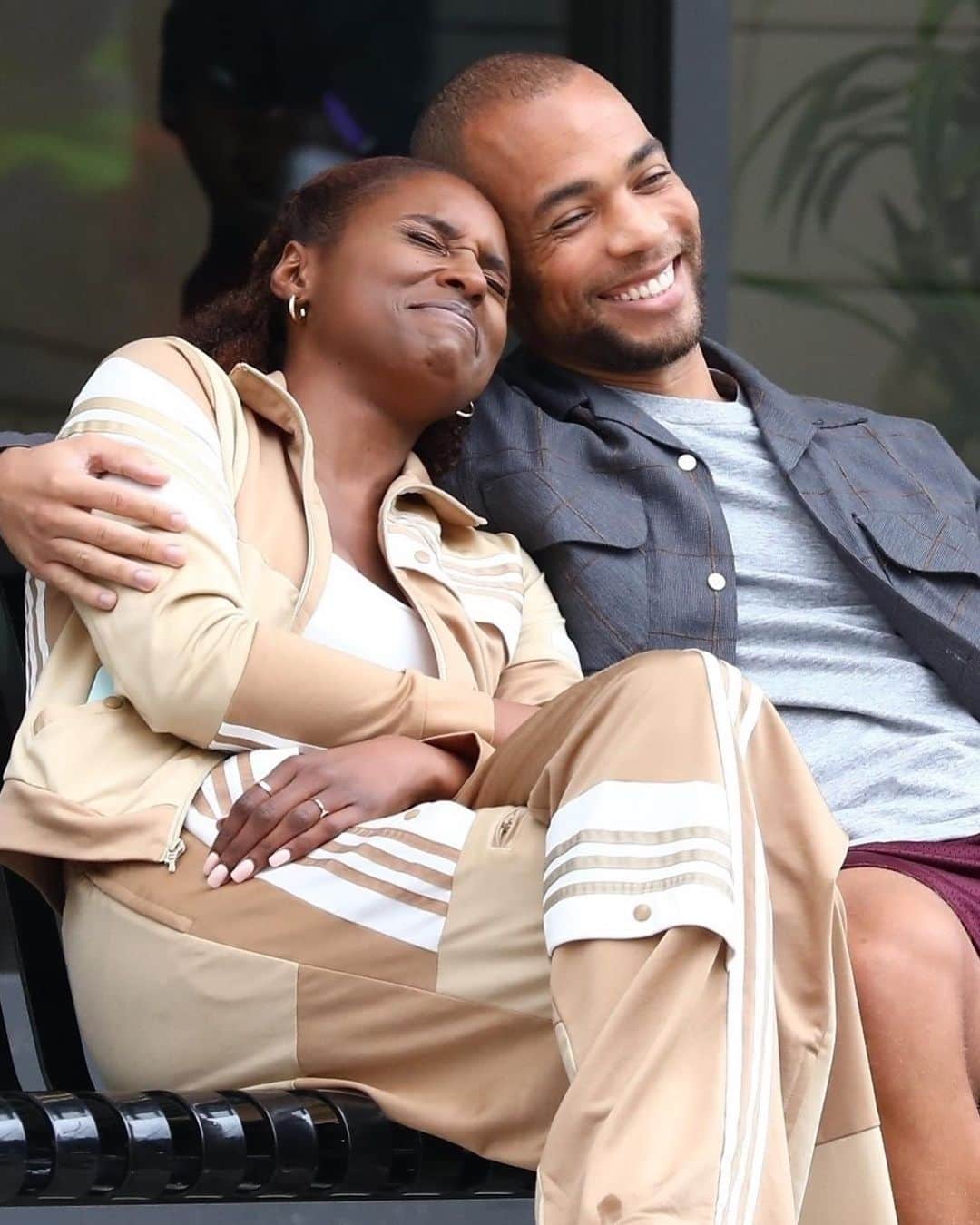 Just Jaredさんのインスタグラム写真 - (Just JaredInstagram)「@issarae & Kendrick Sampson (@kendrick38) cozy up while filming a scene for the fifth and final season of @insecurehbo. #IssaRae #KendrickSampson #Insecure Photos: Backgrid」2月11日 16時23分 - justjared