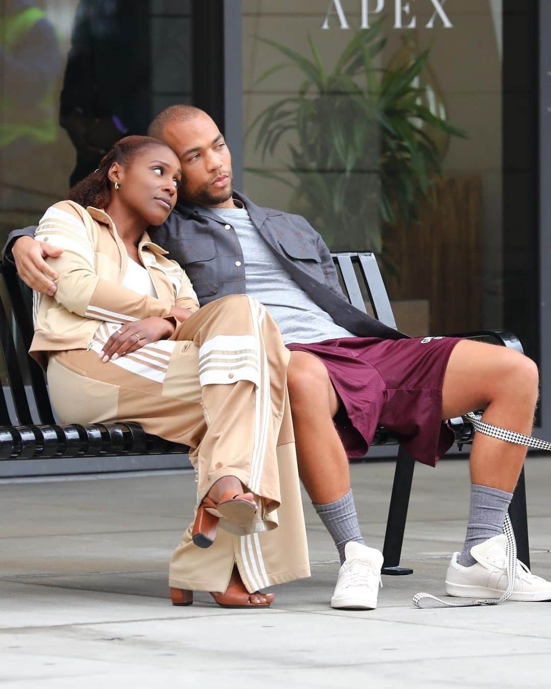 Just Jaredさんのインスタグラム写真 - (Just JaredInstagram)「@issarae & Kendrick Sampson (@kendrick38) cozy up while filming a scene for the fifth and final season of @insecurehbo. #IssaRae #KendrickSampson #Insecure Photos: Backgrid」2月11日 16時23分 - justjared