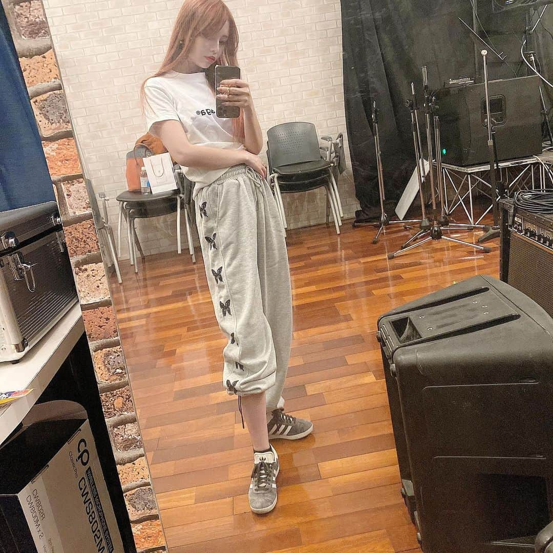 Licaさんのインスタグラム写真 - (LicaInstagram)「フォロワーさんたちとお話したり、何かしらできたらいいなぁ💭 . pants @meiei.shop  . #meiei#meiei_ootd#スウェットコーデ#スウェット#スウェットパンツ#コーディネート#ファッション#チビコーデ#Sサイズコーデ#名古屋#Sサイズ#148cmコーデ  #일상#오오티디#데일리룩#데일리코디#데일리패션#옷스타그램#옷#패션#패션스타그램#코디#데이트룩 #中国美女 #衣服配搭#牛仔外套#外套#女裝外套」2月11日 16時24分 - lica829