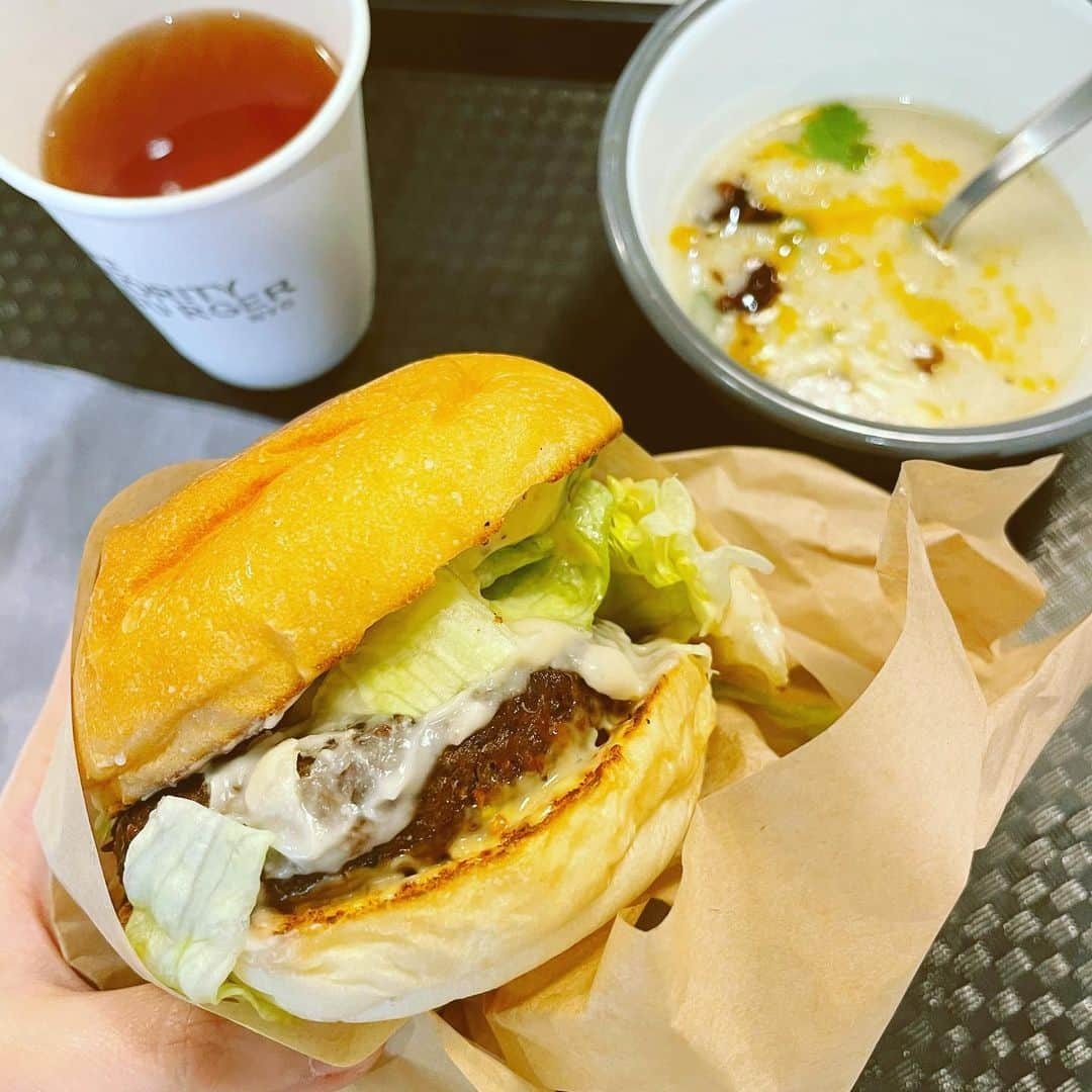 市井紗耶香さんのインスタグラム写真 - (市井紗耶香Instagram)「美味🤍  #superiorityburger  #organicfood #tokyolunch」2月11日 16時31分 - sayakaichii