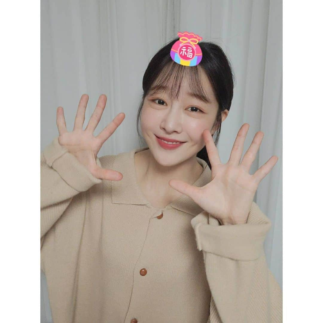 LABOUMのインスタグラム：「[#유정] 라떼💕 즐겁고 행복한 설 명절 보내세요🙏🙇‍♀️🙇  #라붐 #LABOUM #YUJEONG  #HAPPY_NEW_YEAR  #새해복많이받으세요」