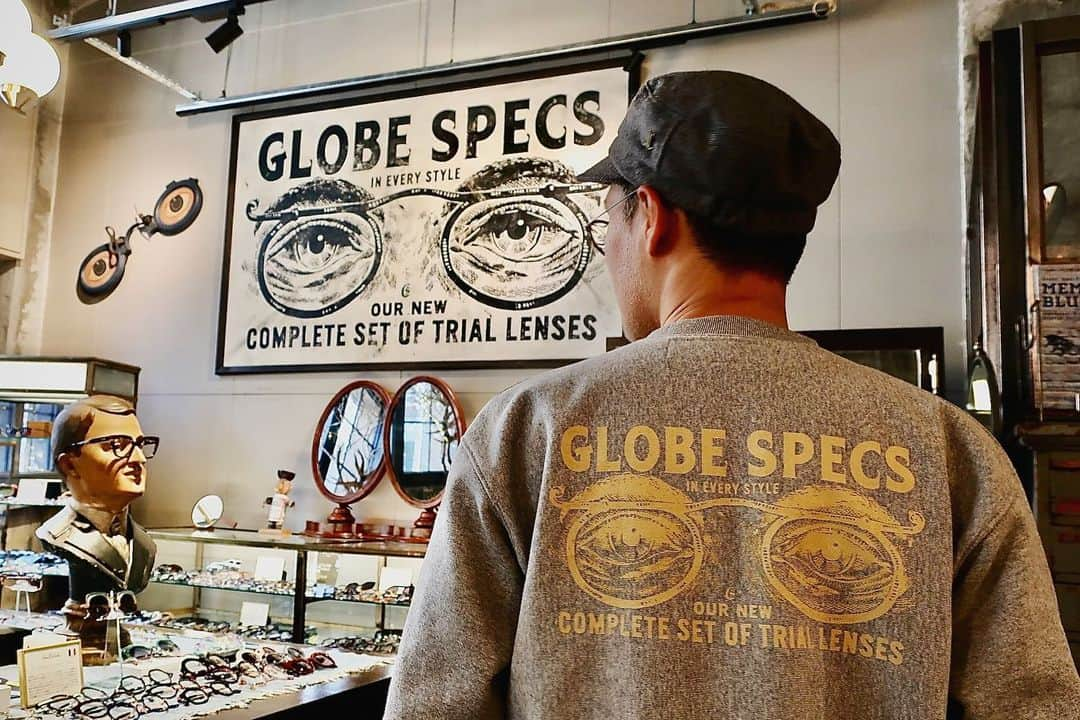 GLOBE SPECS_officialのインスタグラム：「【京都店info】  先日発売されたBillboardとコラボレーションしたTシャツとスウェットに描かれている印象的な目のサインアートは｢NUTS ART WORKS｣の比内さんが京都店の為に手掛けて下さった物です。  ユニークな什器が揃う京都店にあって一際存在感があります。 お越しの際には是非メガネと共に店内の内装も楽しんで頂ければと思います。  @globespecs_official  @oldjoebrand  @nutsartworks  #globespecskyoto  #opticalstore  #fashion  #eyewear  #gernotlindner  #ahlem  #anneetvalentineyewear  #robertmarcnyc  #lunor  #lescalunetier  #laloop  #diantaylor  #oldjoe  #nutsartworks」