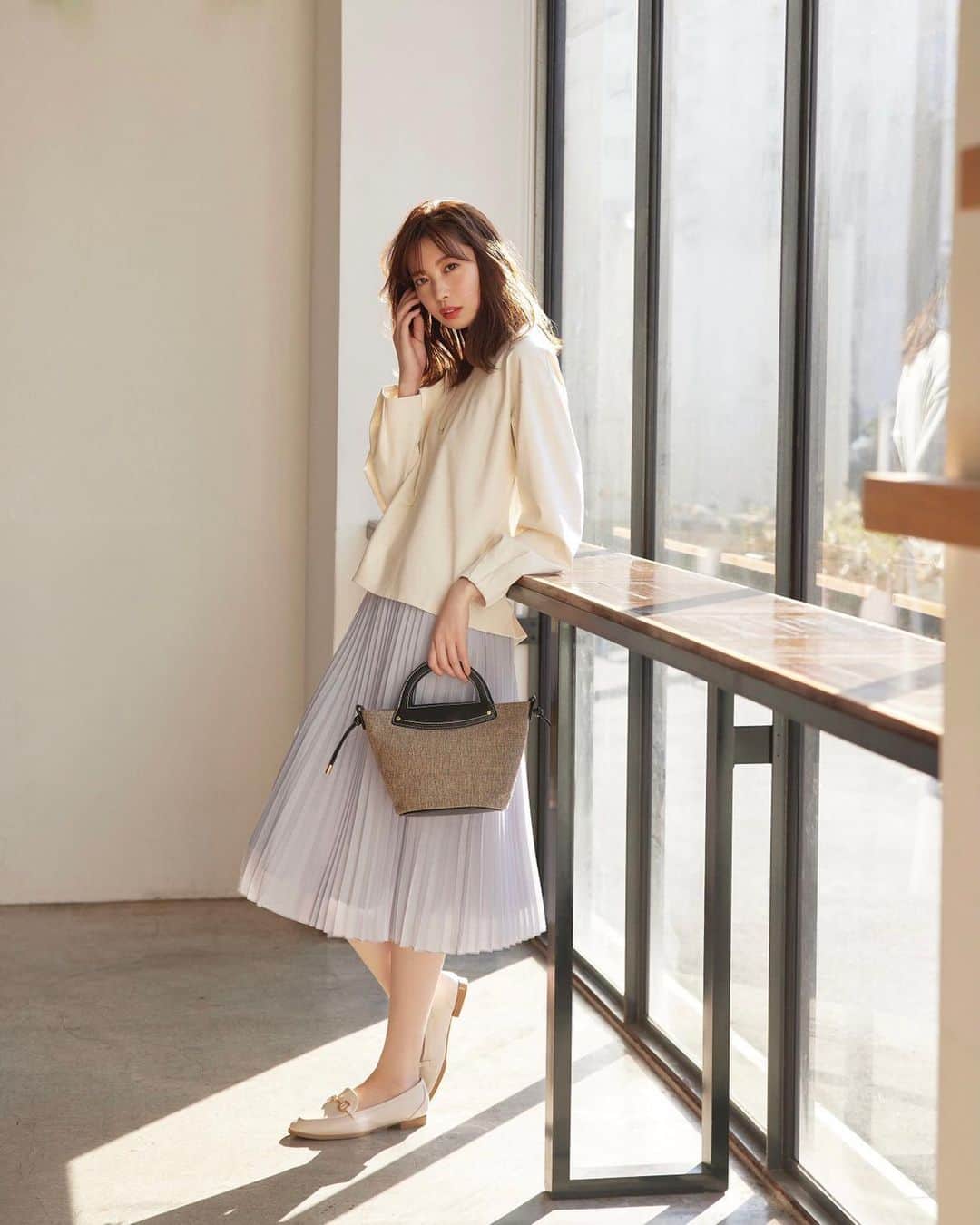 indexのインスタグラム：「Dress me up   - おしゃれと私のちょっといい関係 -  宮田聡子さんが魅せる、 シンプルなのに、きちんと、キレイ。 好きな私でいるための春支度  ✔︎TUCK SLEEVE TOPS さりげなく凝っていて高機能 オールマイティなトップス  記事の詳細は、プロフィール画面のURL、ストーリーズハイライト【Dress me up】からチェック✔︎  #index #インデックス」