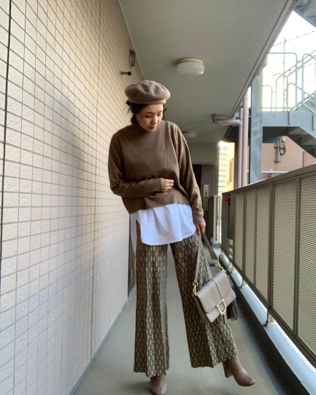 日下裕江さんのインスタグラム写真 - (日下裕江Instagram)「#stylemixer のニット🧶 後ろがスリットになってて かわいいの♡  スリットのお陰で レイヤードがスッキリ見える♪  #uniqlo のロングテールTの 裾のテール感が形がスッキリしてるから、レイヤードしても女性らしい華奢感が出てカジュアル過ぎない感じに見せてくれる優秀ロンT✩︎⡱  去年の初回販売は即SOLD OUTで、 在庫の問い合わせが凄く多かった商品 !! それが又今年に入って 再販された人気商品✨  この値段でこのシルエットの綺麗さ、 レイヤードには最適なアイテム♪  ゆったり着たくてXLにしたけど、 XXLでも良かったくらい丁度いい丈感♡  Cap @couturebrooch_official  Tops @style_mixer  LongT @uniqlo  Pants @todayful_  Shoes @urs_official   #ootd  #レイヤードコーデ #コットンロングシャツテールt #スリットニット #ニットパンツ #ブラウンコーデ #ラテコーデ」2月11日 16時43分 - hiroe___h