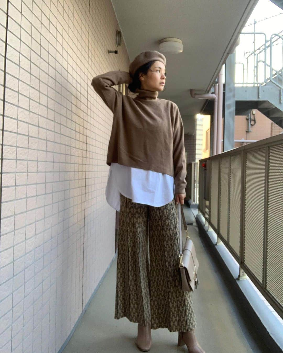 日下裕江さんのインスタグラム写真 - (日下裕江Instagram)「#stylemixer のニット🧶 後ろがスリットになってて かわいいの♡  スリットのお陰で レイヤードがスッキリ見える♪  #uniqlo のロングテールTの 裾のテール感が形がスッキリしてるから、レイヤードしても女性らしい華奢感が出てカジュアル過ぎない感じに見せてくれる優秀ロンT✩︎⡱  去年の初回販売は即SOLD OUTで、 在庫の問い合わせが凄く多かった商品 !! それが又今年に入って 再販された人気商品✨  この値段でこのシルエットの綺麗さ、 レイヤードには最適なアイテム♪  ゆったり着たくてXLにしたけど、 XXLでも良かったくらい丁度いい丈感♡  Cap @couturebrooch_official  Tops @style_mixer  LongT @uniqlo  Pants @todayful_  Shoes @urs_official   #ootd  #レイヤードコーデ #コットンロングシャツテールt #スリットニット #ニットパンツ #ブラウンコーデ #ラテコーデ」2月11日 16時43分 - hiroe___h