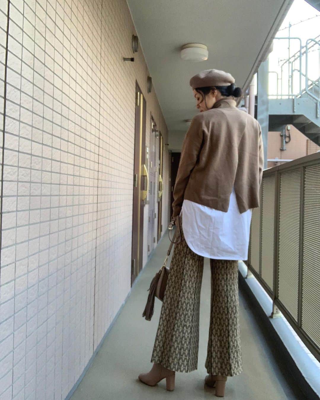 日下裕江のインスタグラム：「#stylemixer のニット🧶 後ろがスリットになってて かわいいの♡  スリットのお陰で レイヤードがスッキリ見える♪  #uniqlo のロングテールTの 裾のテール感が形がスッキリしてるから、レイヤードしても女性らしい華奢感が出てカジュアル過ぎない感じに見せてくれる優秀ロンT✩︎⡱  去年の初回販売は即SOLD OUTで、 在庫の問い合わせが凄く多かった商品 !! それが又今年に入って 再販された人気商品✨  この値段でこのシルエットの綺麗さ、 レイヤードには最適なアイテム♪  ゆったり着たくてXLにしたけど、 XXLでも良かったくらい丁度いい丈感♡  Cap @couturebrooch_official  Tops @style_mixer  LongT @uniqlo  Pants @todayful_  Shoes @urs_official   #ootd  #レイヤードコーデ #コットンロングシャツテールt #スリットニット #ニットパンツ #ブラウンコーデ #ラテコーデ」