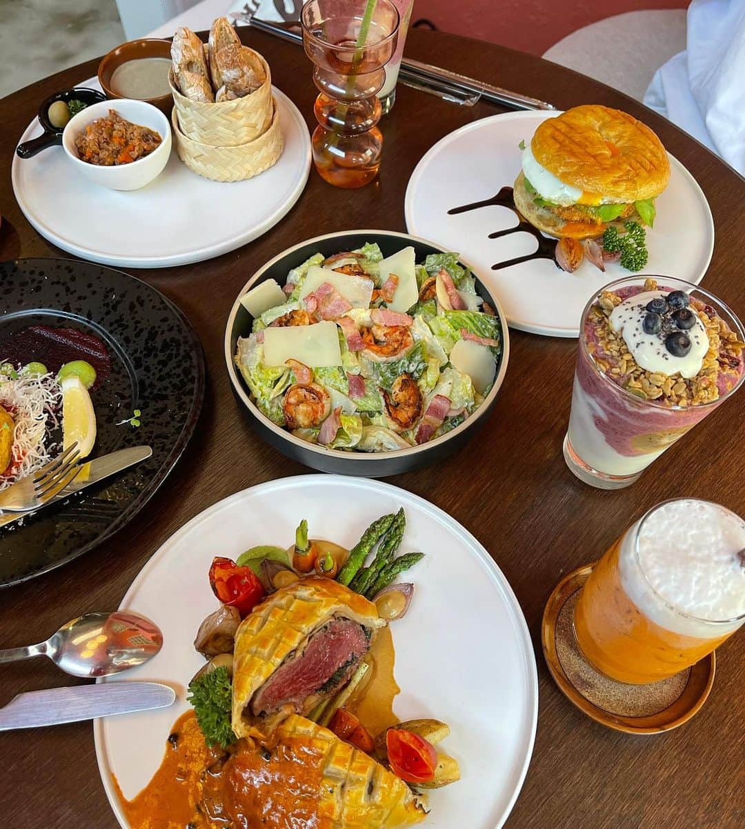 PIMTHAのインスタグラム：「Ideal brunch! 🍳🥯🥙」