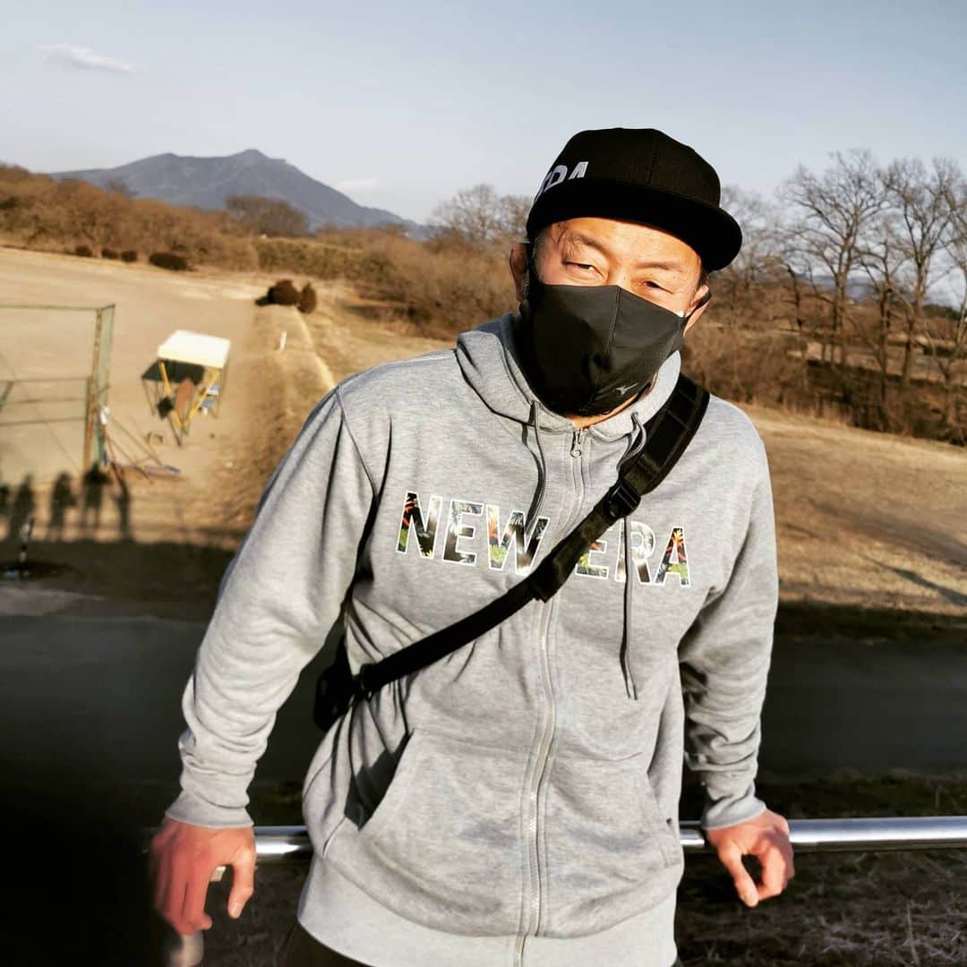 川尻達也のインスタグラム：「キャップにパーカーにショルダーバッグとNEW ERAの新作を着て喜んでるマイルド田舎おじさんの図。 眩しくて目つき悪いけど気持ちはめっちゃ笑顔。 #NEWERA #NEWERAJAPAN #つくば #研究学園 #学園の森 #フィットネス #ダイエット #キックボクシング #格闘技 #ストレス発散 #運動不足解消 #初めての人のための格闘技フィットネス #並木 #並木ショッピングセンター #土浦 #茨城県 #フィットネスジム #格闘技フィットネス #FightBoxFitness #FBF #ファイトボックスフィットネス #川尻達也 #RIZIN #UFC」
