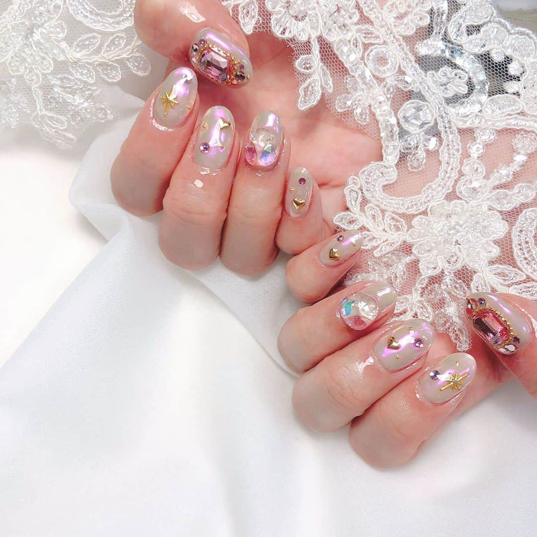 北村真姫のインスタグラム：「・ ・ ・ New nail💅🏼 毎回他の色とかにしようと思うけど ピンク白で安定しちゃう🤭 次回こそ薄紫とか大人めに〜！ 毎回行ってから決めてしまうのに ゆきさんがすぐ対応してくれるし神！ 韓国パーツも入れてくれた👼🏻💎 気になる方は是非行ってみてね💓 ・ ・ ・ #new #nail #ネイル #💅🏼 #ネイルデザイン #韓国 #韓国ネイル #青山一丁目 #駅近 #ピンクデザイン #かわいい #まきてぃ #北村真姫」