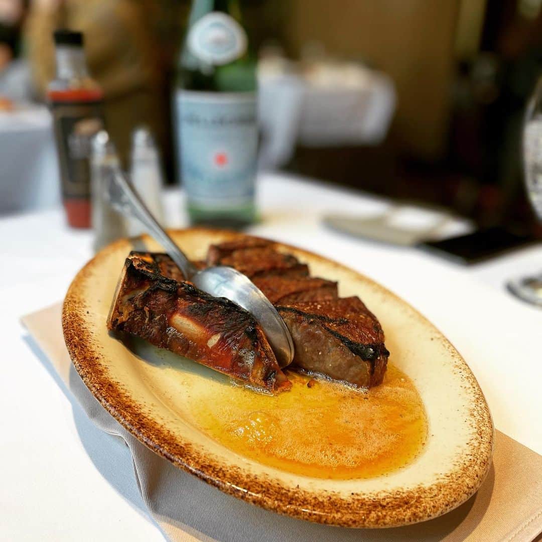 曲渕伊代のインスタグラム：「Empire Steak House Roppongi🇺🇸🗽🥩 サーロインステーキはもちろん 本日のパスタのアマトリチャーナは 超厚切りベーコンがごろごろ入ってて これまた絶品でした🤤💓 ボリューム満点すぎてチーズケーキまで 食べられなかったのが唯一心残り。。。 毎日自炊してるからこそ、 たまに食べる外食が本当に美味しい🥲 . #empiresteakhouse #empiresteakhouseroppongi  #六本木ランチ #六本木ステーキ」