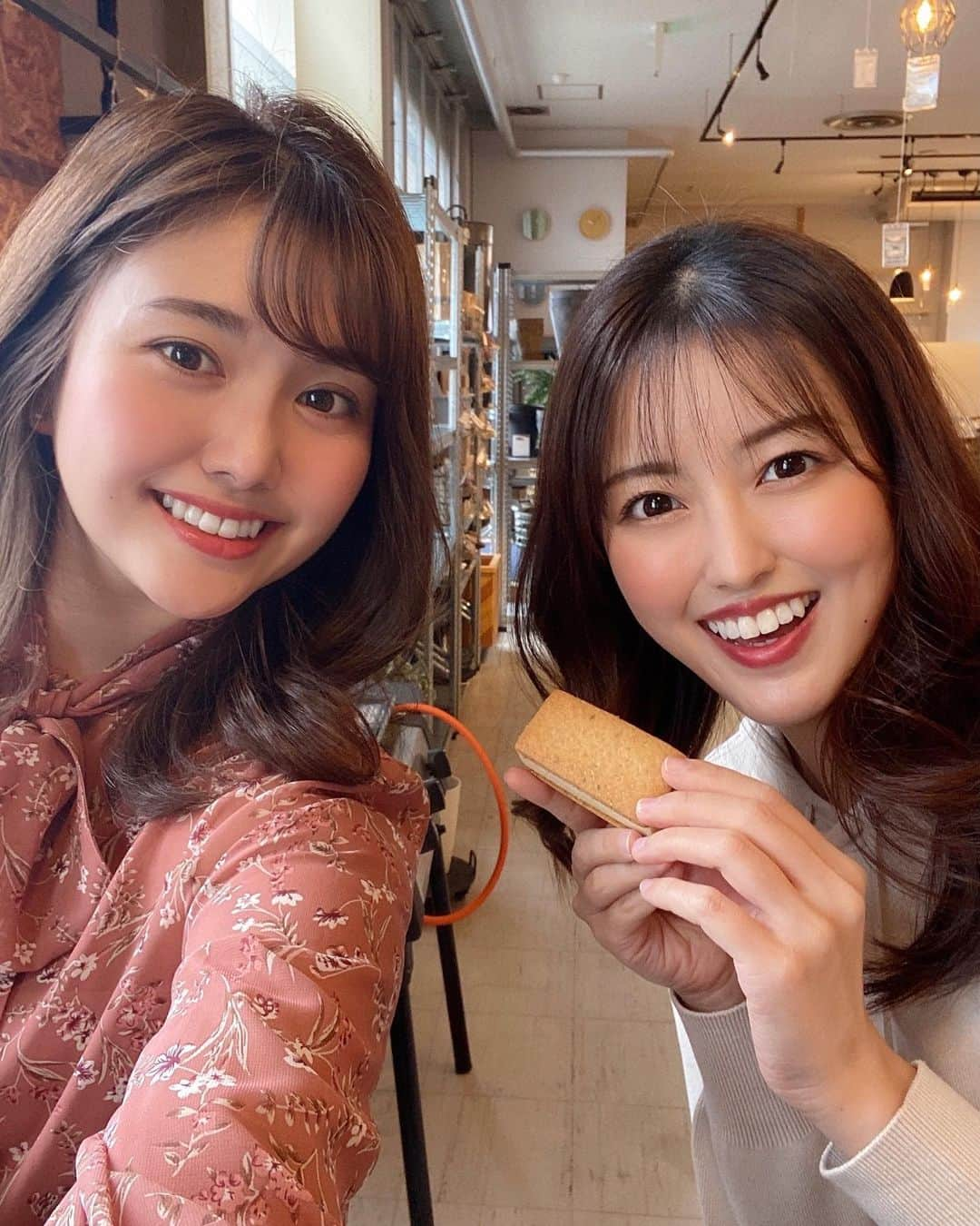 鹿野未涼のインスタグラム：「. 今日は大人気チーズケーキ店 @enne.cheesecake さんの 新作を試食させていただきました🍪  口当たりなめらかなチーズケーキと しっとりしたサブレが絶妙にマッチして すごく美味しかったです😋 サブレのなかには ブラックペッパーが練り込まれているので 後味はスパイシーで少し大人な味💕  来月上旬から enneのお店と鹿児島中央駅のみやげ横丁で 販売されるそうです✨  @and_sand_and さん ご招待いただきありがとうございました。  #enne #kagoshimacheesecakesand  #andsand #チーズケーキサンド #チーズケーキ #cheesecake #カードに名前まで🥺 #ありがとうございます」