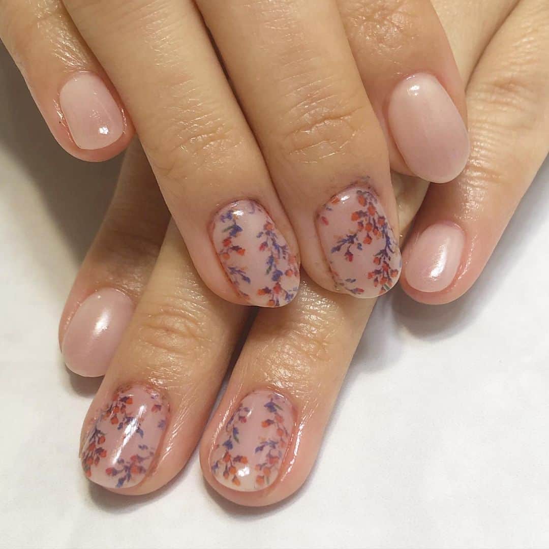 ネイルスタンド　ツメコのインスタグラム：「シンプルな小花デザイン♡  #tsumeco #ツメコ #ネイル #nail #プリンターネイル #ネイルプリンター #nailprinter #ネイルデザイン #原宿 #美爪 #네일 #japan #tokyo #일본 #네일아트 #プチプラ #安い #女子会 #可愛い #ニュアンスネイル #クリスマスネイル #秋ネイル #ジェルネイル#gelnail」