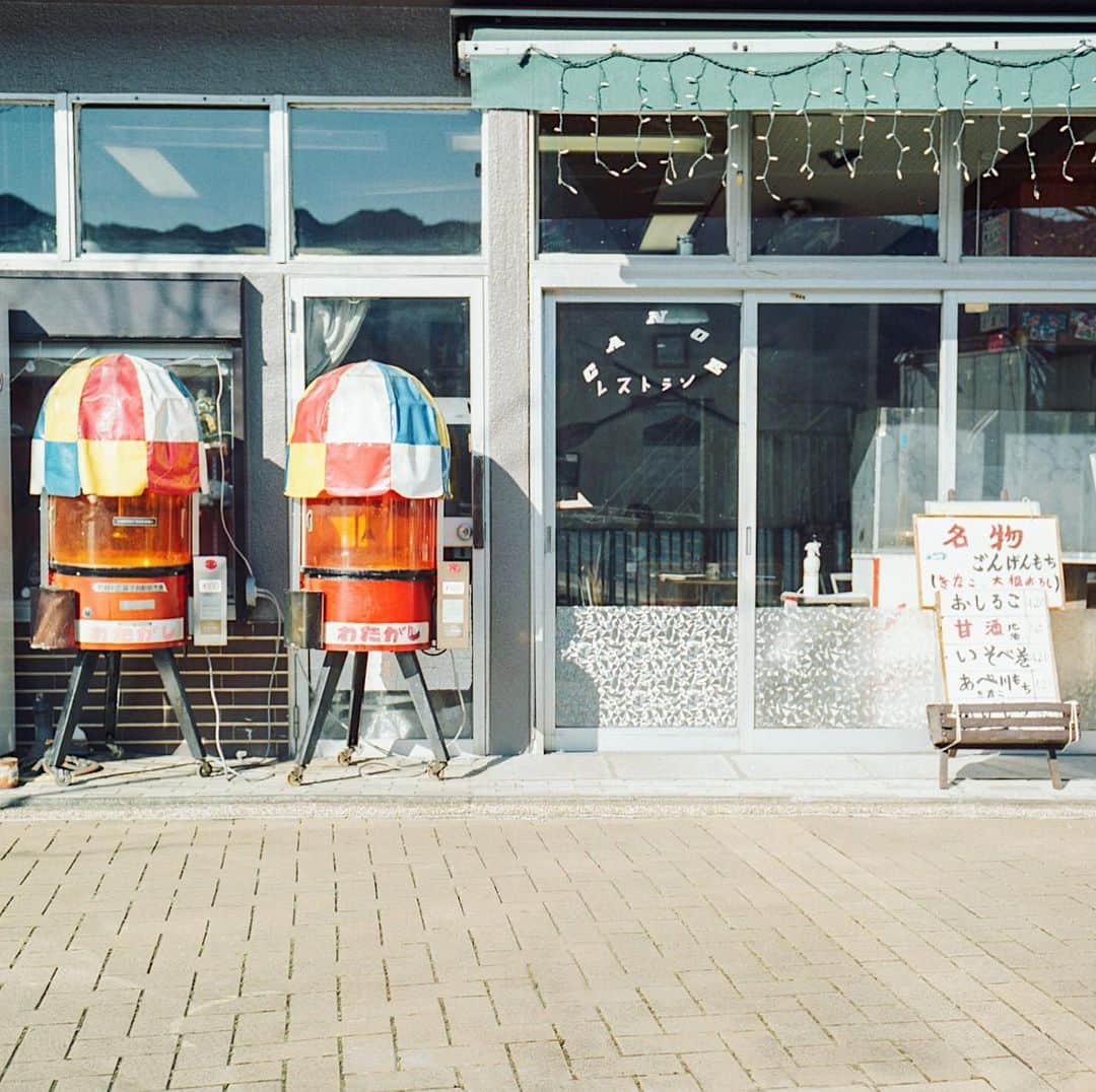 のインスタグラム：「two retro machine  わたがし いかがですか？  佇まいにほっこり ☺︎☺︎  #miki_travel_life #rolleilife #rolleiflex」