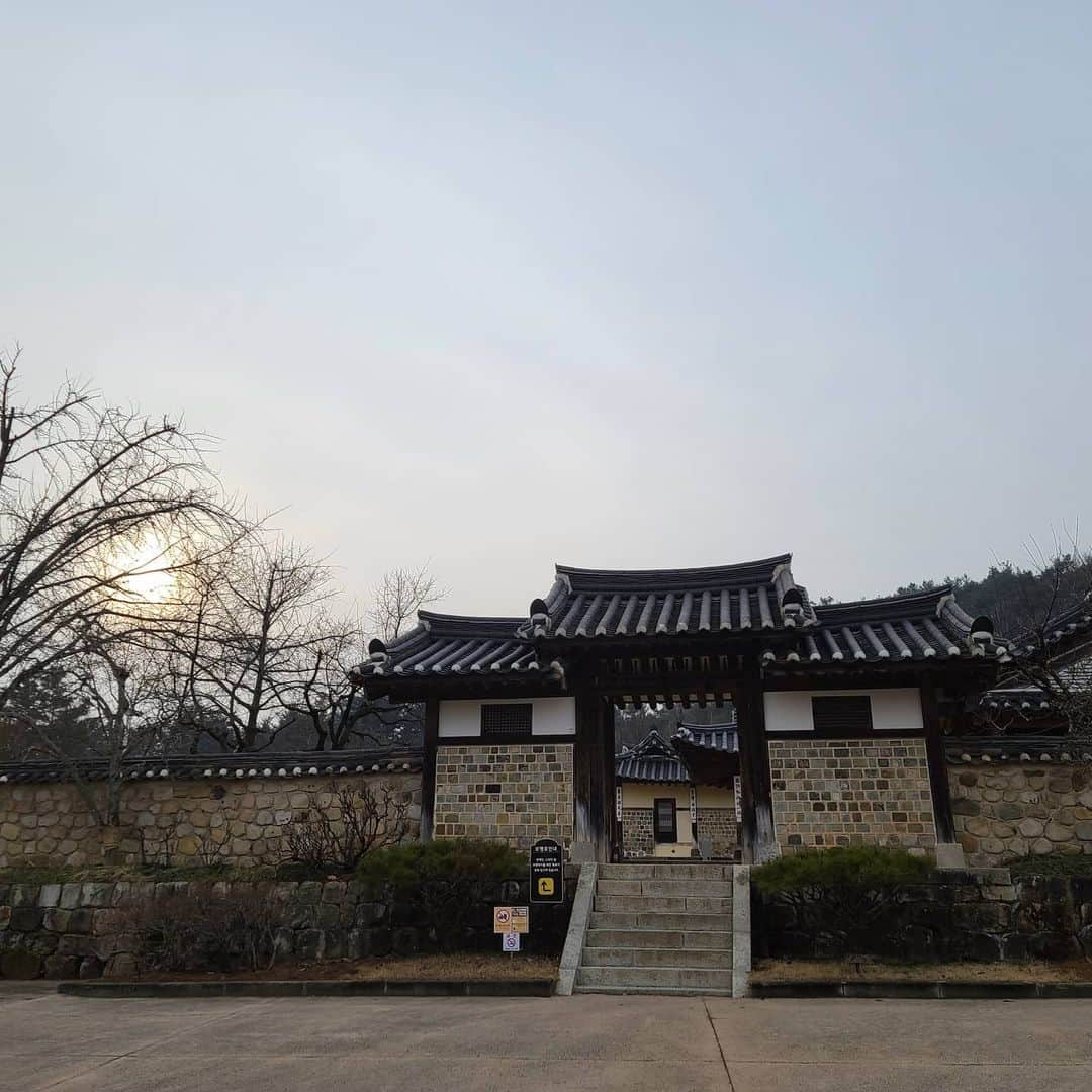 ホン・ウニのインスタグラム：「여러분^^ 설명절 어떻게 ~  잘보내고 계신가요? ㅎㅎ 오늘은 예산에 성묘 드리고 추사고택들렀어요~ 한가하게 장작태우는 시골냄새에 감성이 한껏 충만해지는 연휴첫날이네요 낼 아침은 차례상 간단히 차리고 오후부턴 폭풍 대본 외울거예요 #추사고택 #명절풍경」