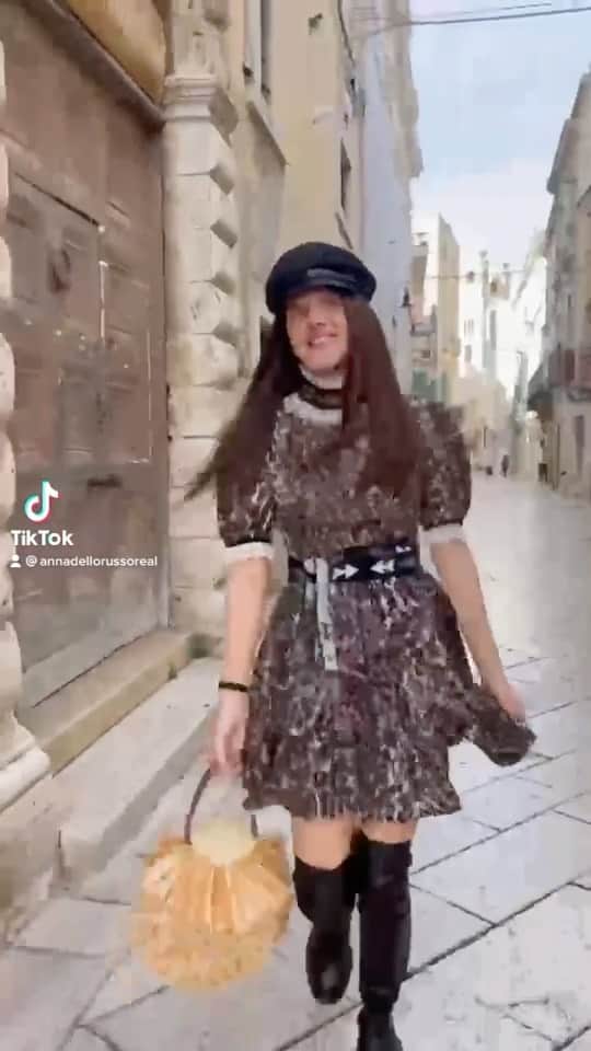 アンナ・デッロ・ルッソのインスタグラム：「We’d make it a day trip 🚘 @miumiu @coltorti_ 👗@gatti_milano  basket bag👜 @onofrio.petronella 📸@_ninotortora @mb__projects 🎥 @rossellavailatii」