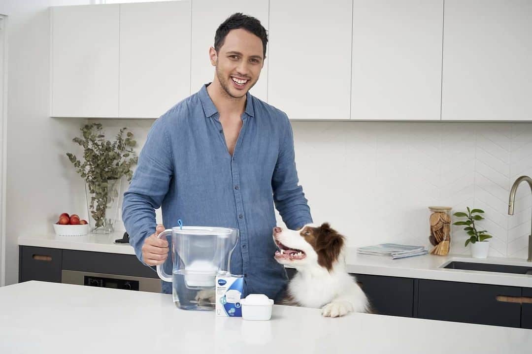 SNAPCHAT@JASONVANMIERTのインスタグラム：「One Brita Mantra+ Filter equals 100 single use 1 litre plastic water bottles. Make the sustainable choice and get yourself a BRITA 😉   Swipe across and see me hanging out with my mate Taz 🐶 while on set with @brita.anz as well as the epic video the guys from @graingerfilms created 🙌」