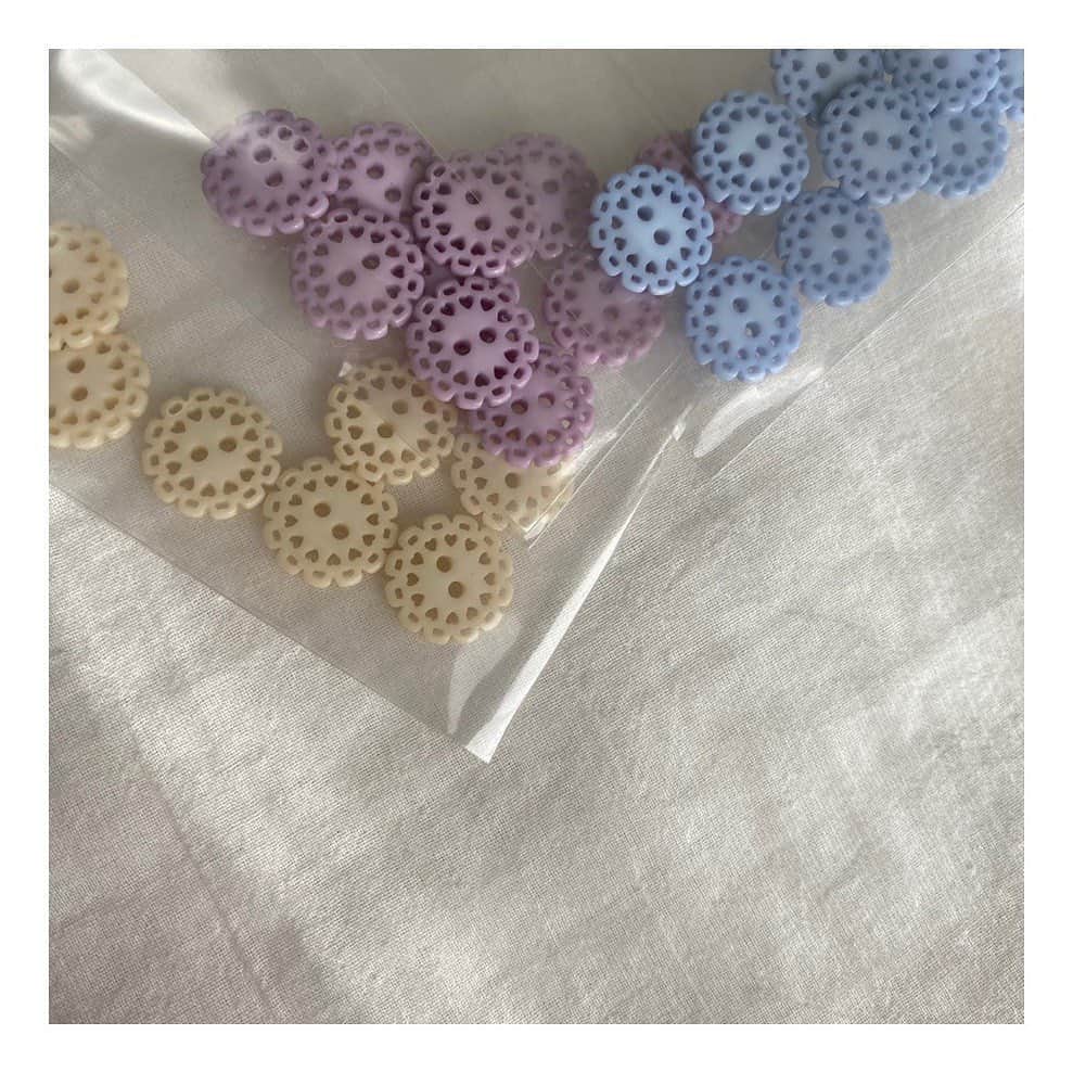 LEBECCA boutique Vintageのインスタグラム：「.﻿ Coming soon🌼 ﻿  美しいディティールのボタン。 細かなところまで愛らしさを詰め込みました。  ﻿ #LEBECCAboutique」