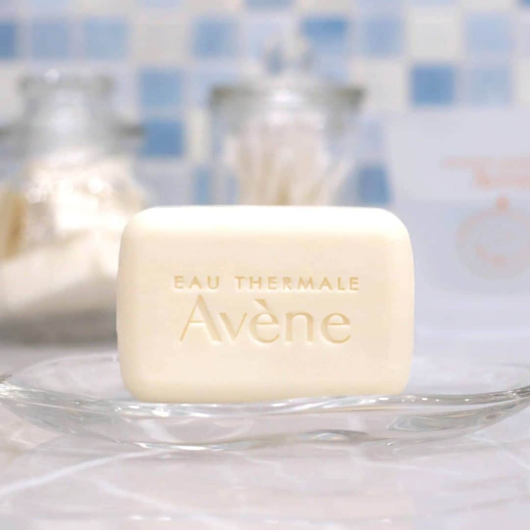 Eau Thermale Avène Japan アベンヌさんのインスタグラム写真 - (Eau Thermale Avène Japan アベンヌInstagram)「ご家族で全身にお使いいただける「アベンヌ リッチ ウオッシュバー」は、洗いながら肌にうるおいバリアを作り、肌の水分を逃しません✨ 洗顔や、ひげ剃りにもお使いいただけます！もちろんお子様にも♪ #アベンヌ #敏感肌 #スキンケア #固形洗顔料 #カサつき #肌あれ #アベンヌ温泉水　 (温泉水)(整肌成分) #脂っぽいのにカサつく肌に #リッチウオッシュバー」2月11日 17時00分 - eauthermaleavenejapan