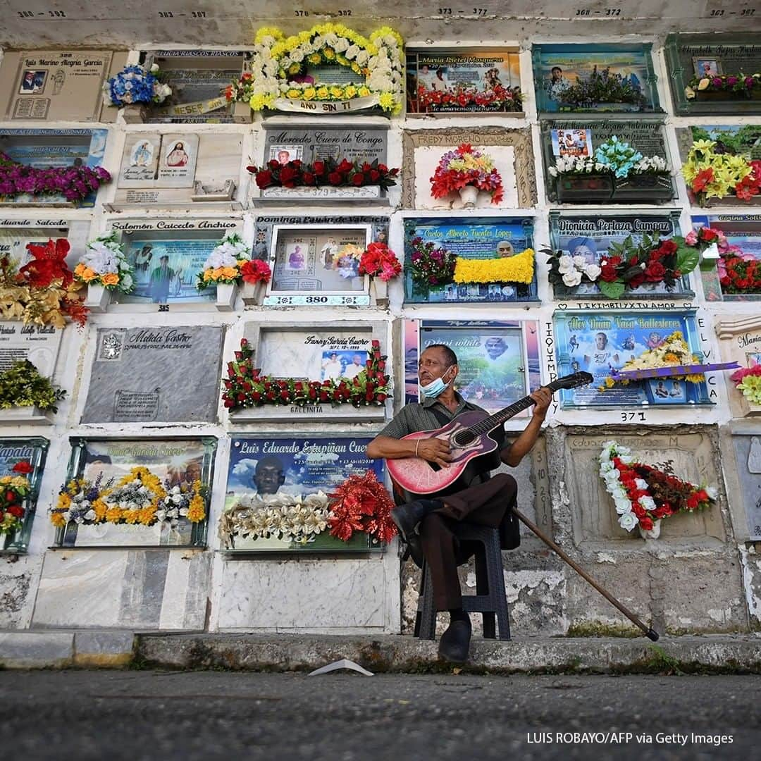 ABC Newsさんのインスタグラム写真 - (ABC NewsInstagram)「Javier Giraldo, 57, a musican who has played his guitar at burials for 30 years, is seen at the cemetery in Buenaventura, Colombia. Since December, 2020, Buenaventura has been suffering a violent dispute between members of the La Local armed group, which split into two substructures known as Shotas and Espartanos, that are now fighting each other for the control of drug trafficking. #colombia #violence」2月11日 17時00分 - abcnews