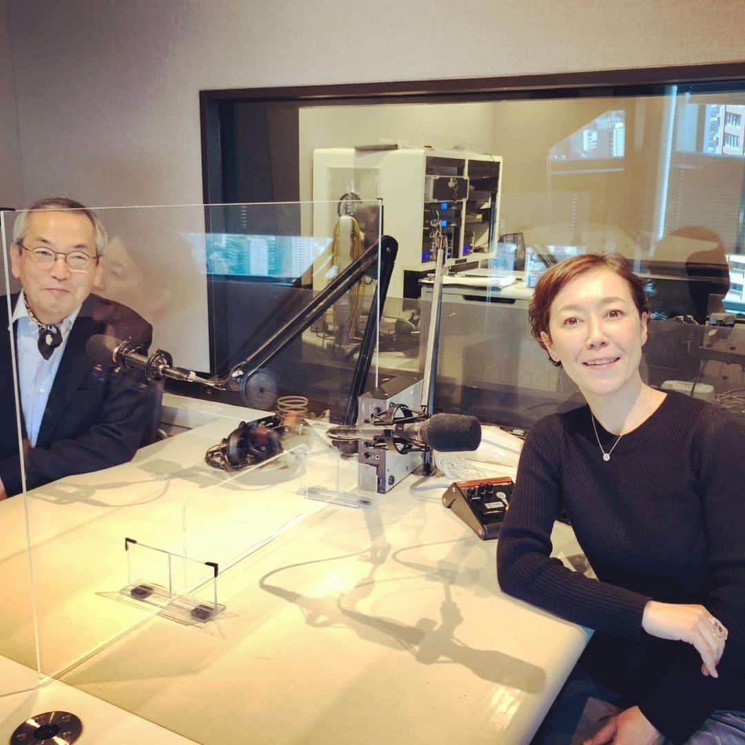 クリス智子さんのインスタグラム写真 - (クリス智子Instagram)「祝日の今日、いかがお過ごしですか？ この後18時からは、料理家の土井善晴さんとの特番がJ-WAVEにて放送になります。 @jwave813   土井先生の惹き込まれる語り、ゲストもアーティストの坂口恭平さんや井上陽水さん、女優の奈緒さん。 ものすごくおいしい「塩むすび」の作り方、伝授タイムも！  こんなに暖かい春の陽気を感じると、おいしい塩むすびを持って近くの公園でピクニックしたくなりますねー。  キッチンに立つ頃でしょうか？ ぜひ聴きながら、夕刻お過ごしください。  #土井善晴 #クリス智子」2月11日 17時01分 - chris_tomoko